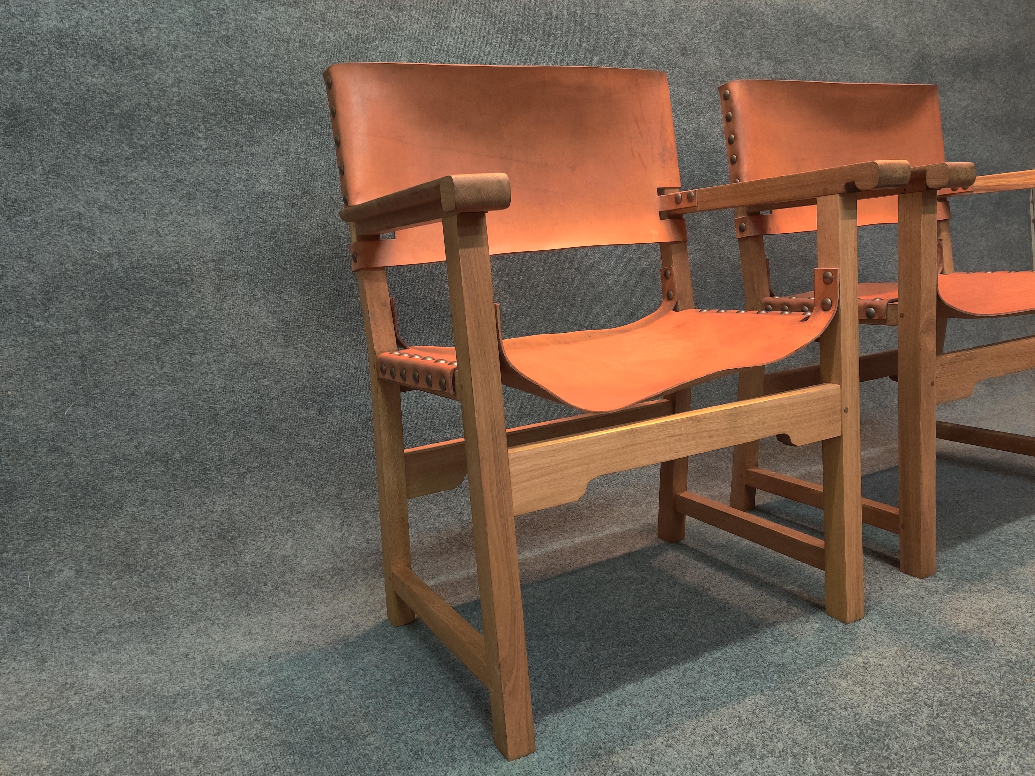 Ein Paar Director-Sessel im Ralph Lauren-Stil aus weißer Eiche, Sattelleder und Messingnieten (Moderne der Mitte des Jahrhunderts) im Angebot