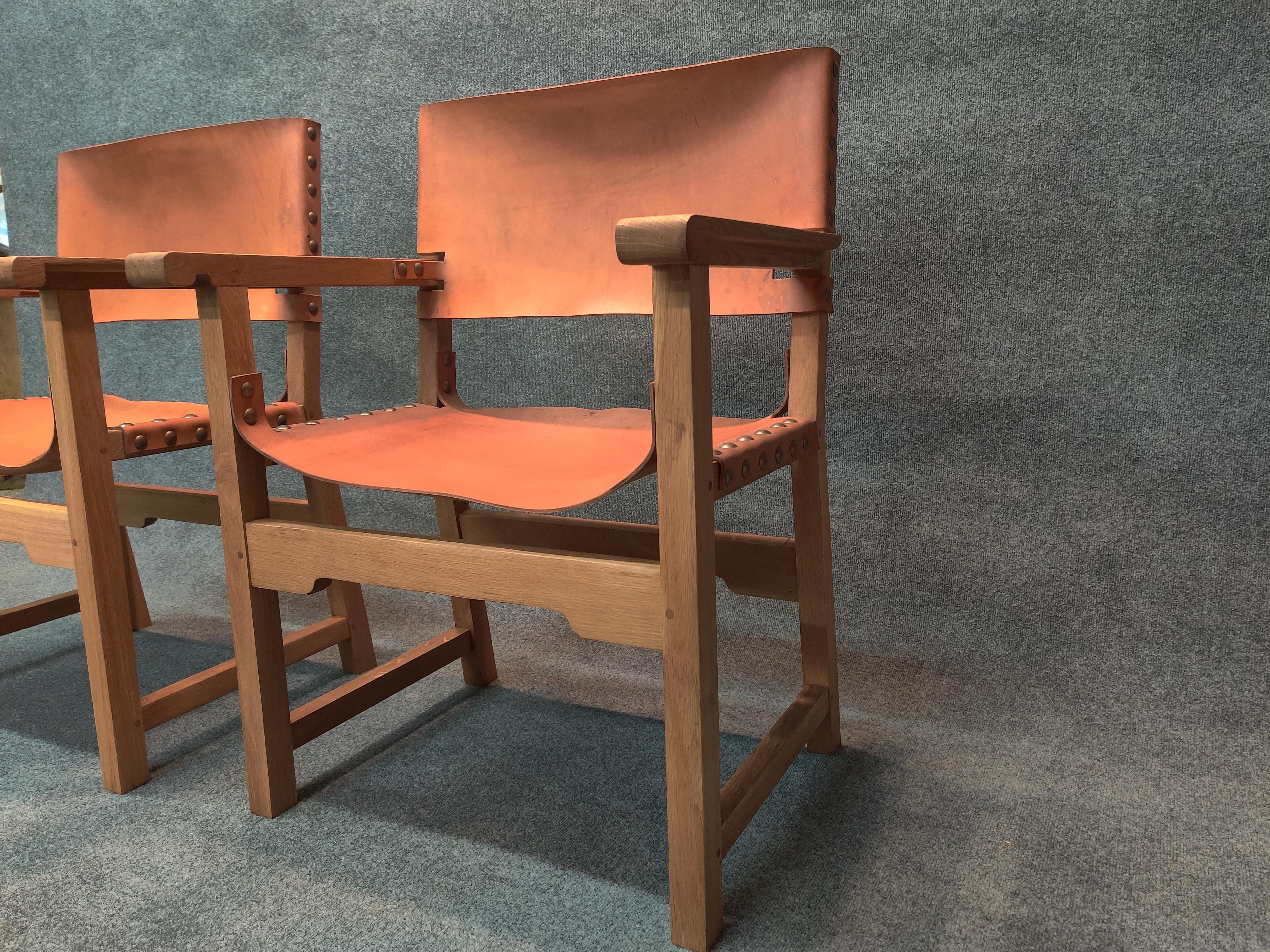 Ein Paar Director-Sessel im Ralph Lauren-Stil aus weißer Eiche, Sattelleder und Messingnieten (amerikanisch) im Angebot