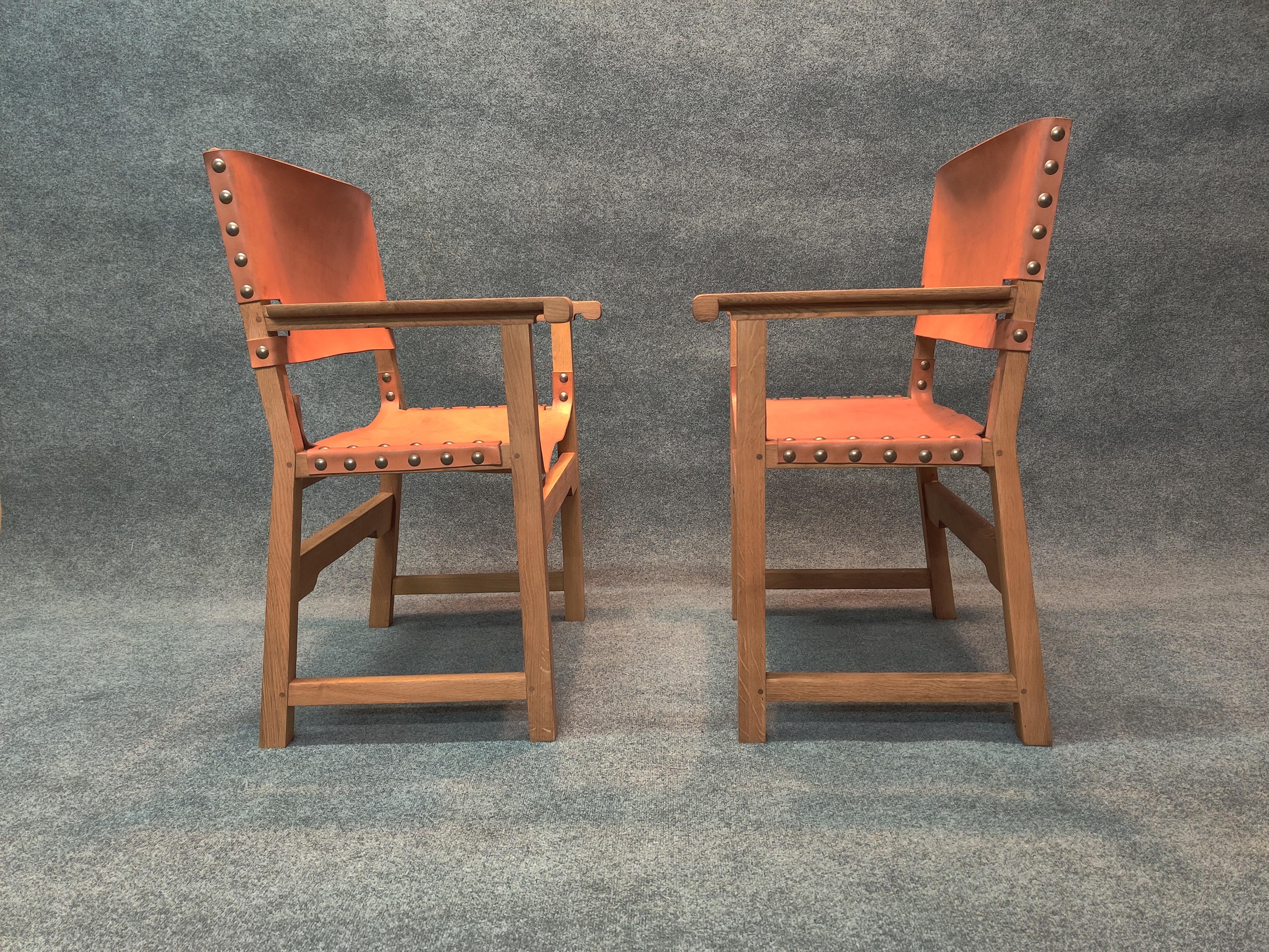 Paire de fauteuils de directeur de style Ralph Lauren en chêne blanc, cuir de selle et clous en laiton Bon état - En vente à Philadelphia, PA