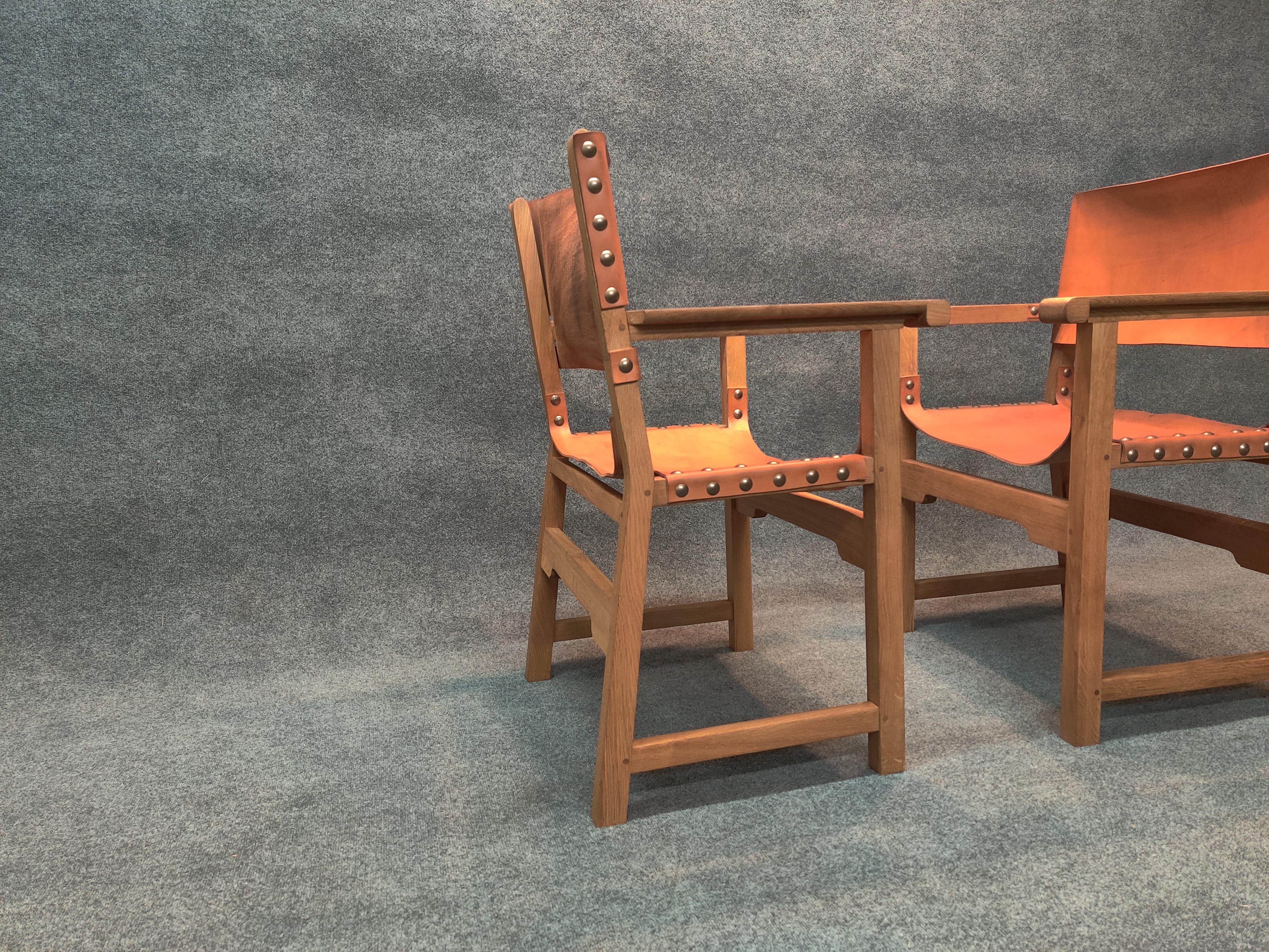 Ein Paar Director-Sessel im Ralph Lauren-Stil aus weißer Eiche, Sattelleder und Messingnieten (21. Jahrhundert und zeitgenössisch) im Angebot