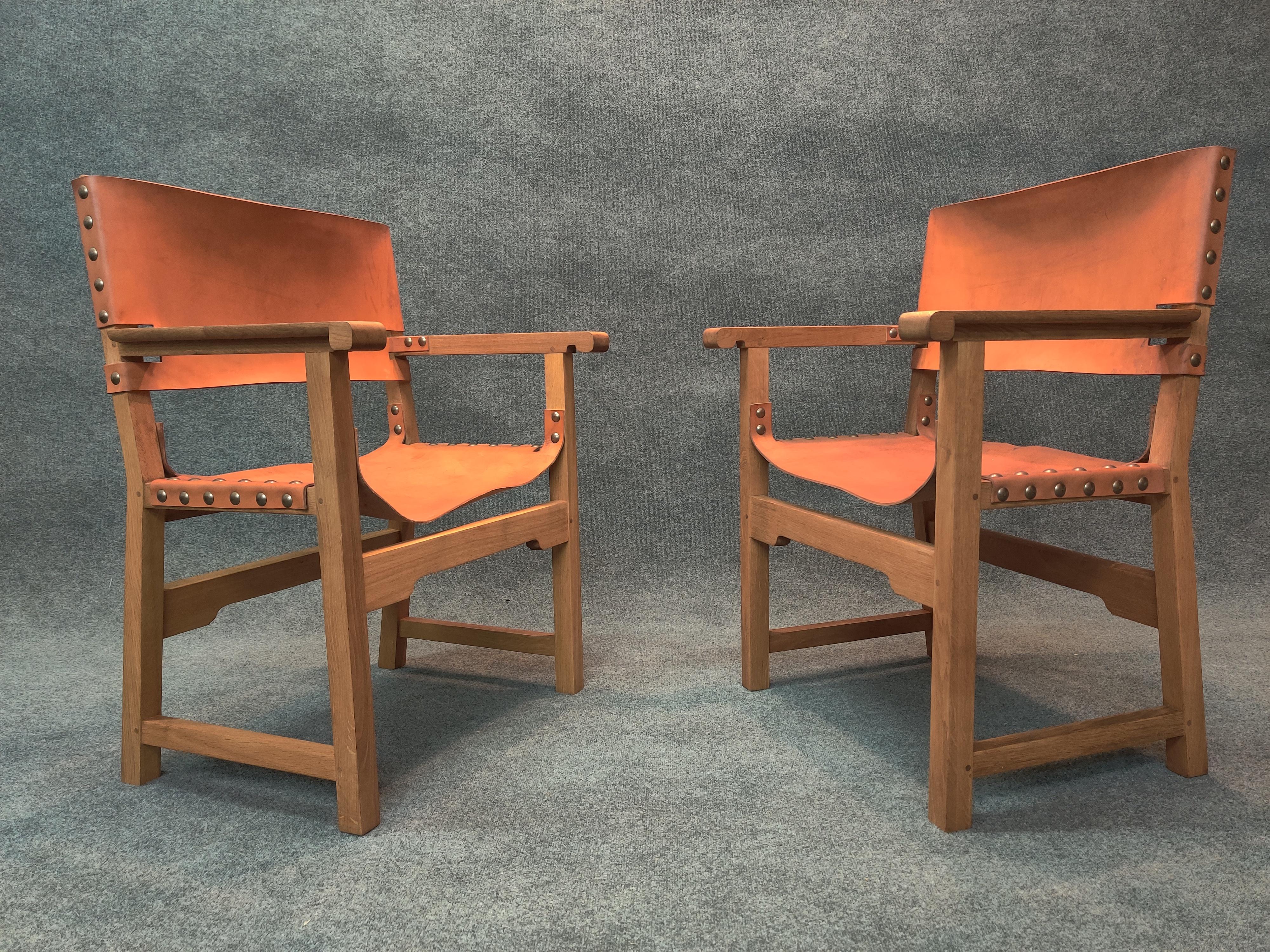 Laiton Paire de fauteuils de directeur de style Ralph Lauren en chêne blanc, cuir de selle et clous en laiton en vente