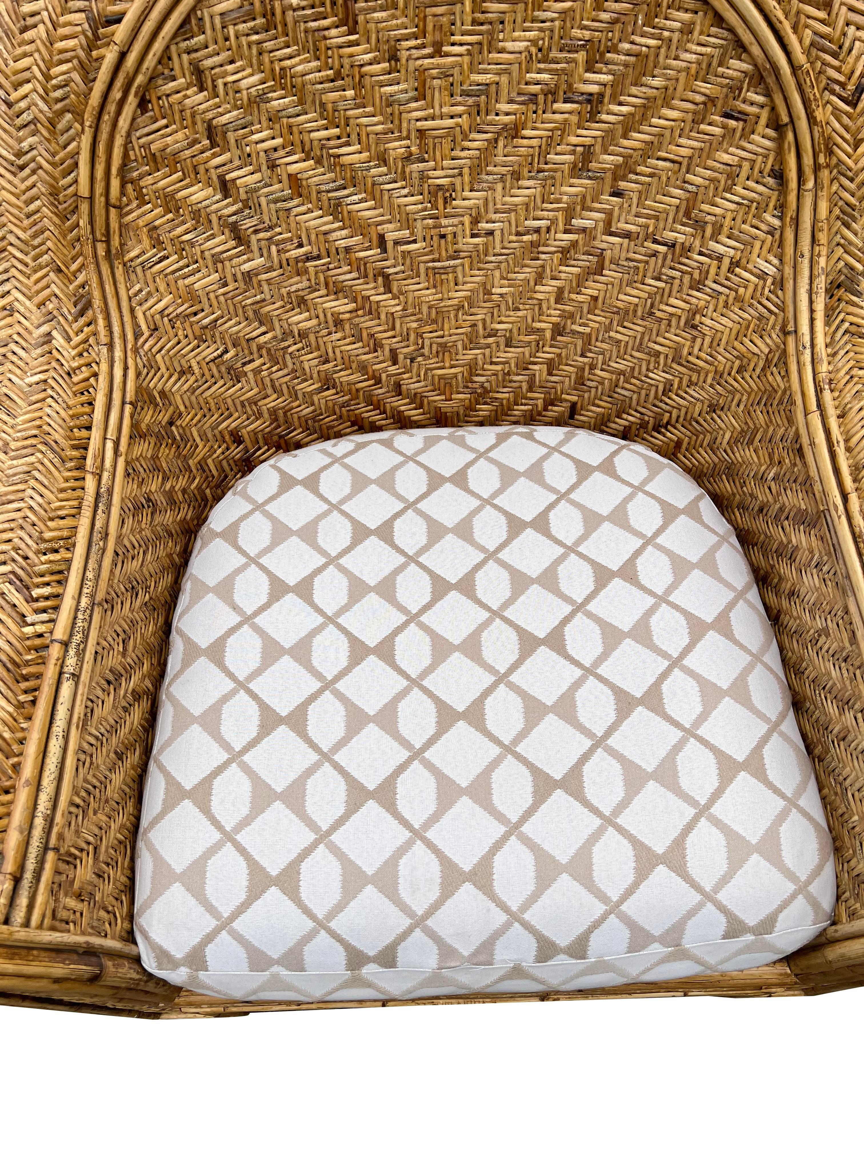 Tappezzeria Sedie in vimini di rattan intrecciato stile Ralph Lauren in stile Boho Chic costiero a coppia in vendita