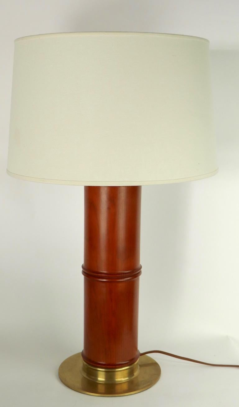 Exceptionnelle lampe de table Ralph Lauren en excellent état d'origine et de fonctionnement. 
La lampe a une base en laiton massif:: une tige épaisse en bois massif et un abat-jour blanc original. 
Un design musclé et masculin:: un style moderne et