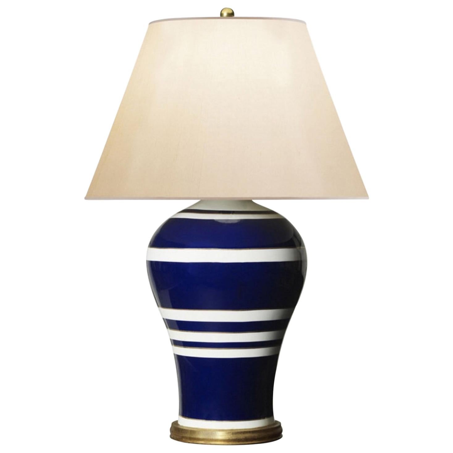 Tischlampe aus glasiertem Porzellan in Blau und Weiß von Ralph Lauren im modernen Stil