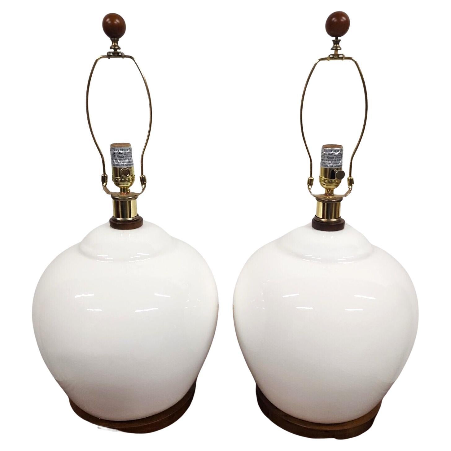 Paire de lampes de bureau en céramique blanche signées Ralph Lauren Bon état - En vente à Lake Worth, FL
