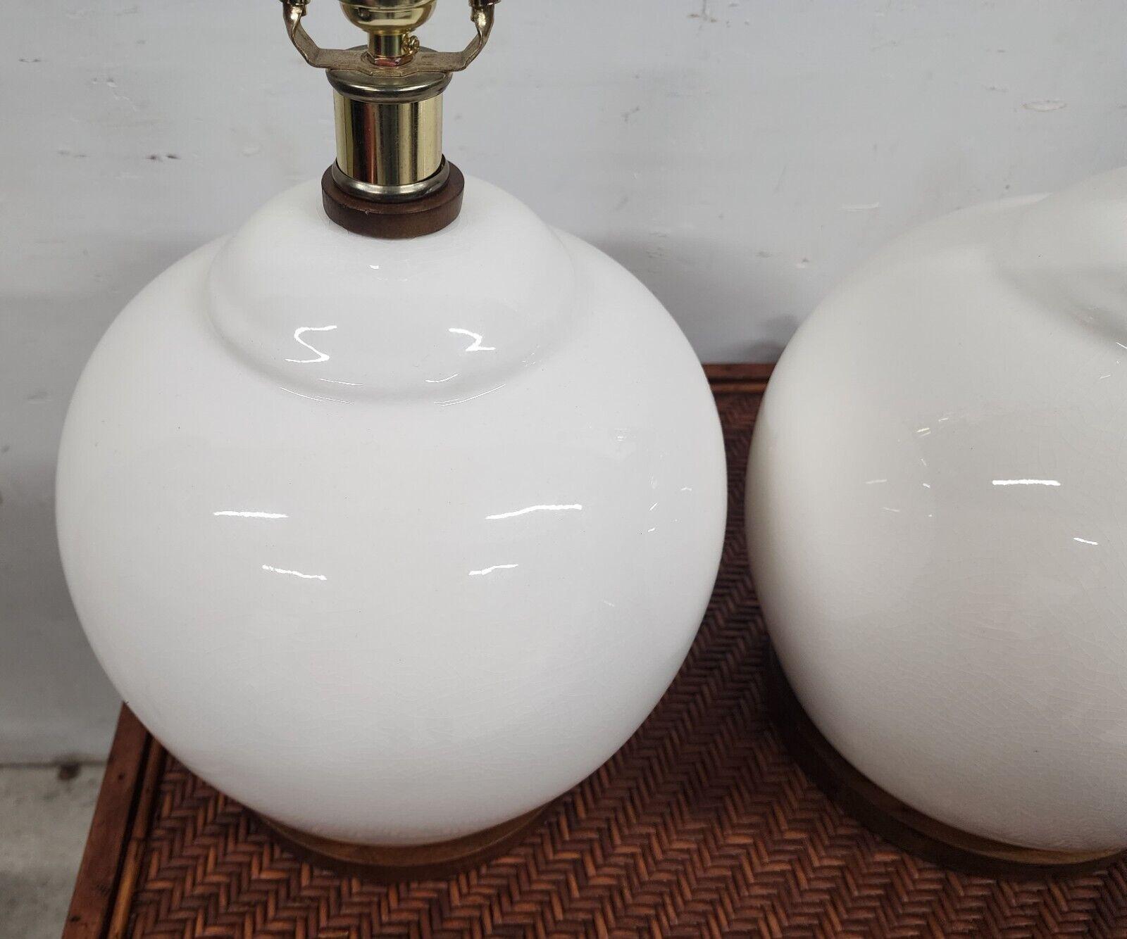 Fin du 20e siècle Paire de lampes de bureau en céramique blanche signées Ralph Lauren en vente