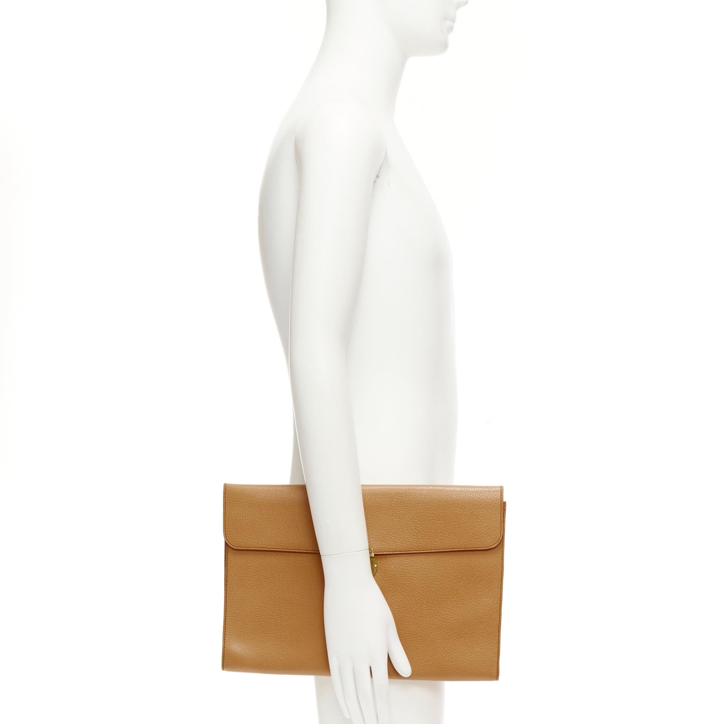 RALPH LAUREN tan textured leather gold logo push lock flap flat clutch bag
Reference: MLCO/A00027
Brand: Ralph Lauren
Material: Leather
Color: Brown
Pattern: Solid
Closure: Push Lock
Lining: Beige Leather

CONDITION:
Condition: Poor, this item was