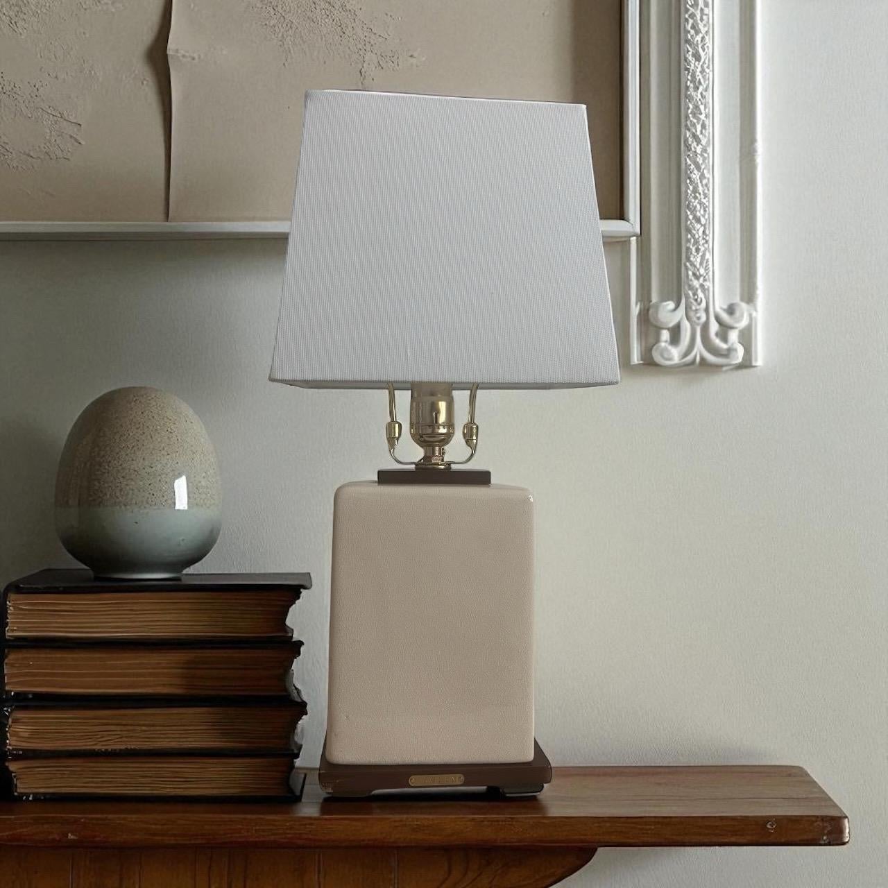 La lampe présente une douce glaçure crème avec une délicate finition craquelée.

