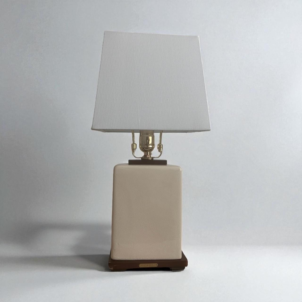 Américain Lampe de bureau traditionnelle chinoise en porcelaine crème/ivoire Ralph Lauren en vente