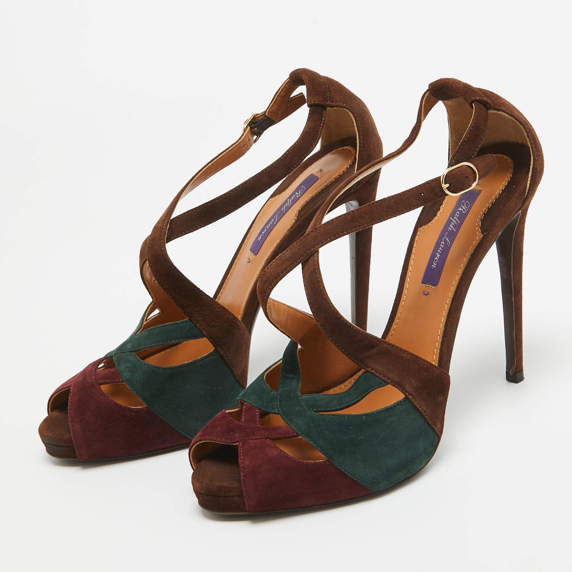 Parfaitement cousues et finies pour garantir un look et un ajustement élégants, ces chaussures Ralph Lauren sont un achat que vous aimerez arborer. Ils sont très beaux sur les pieds.
