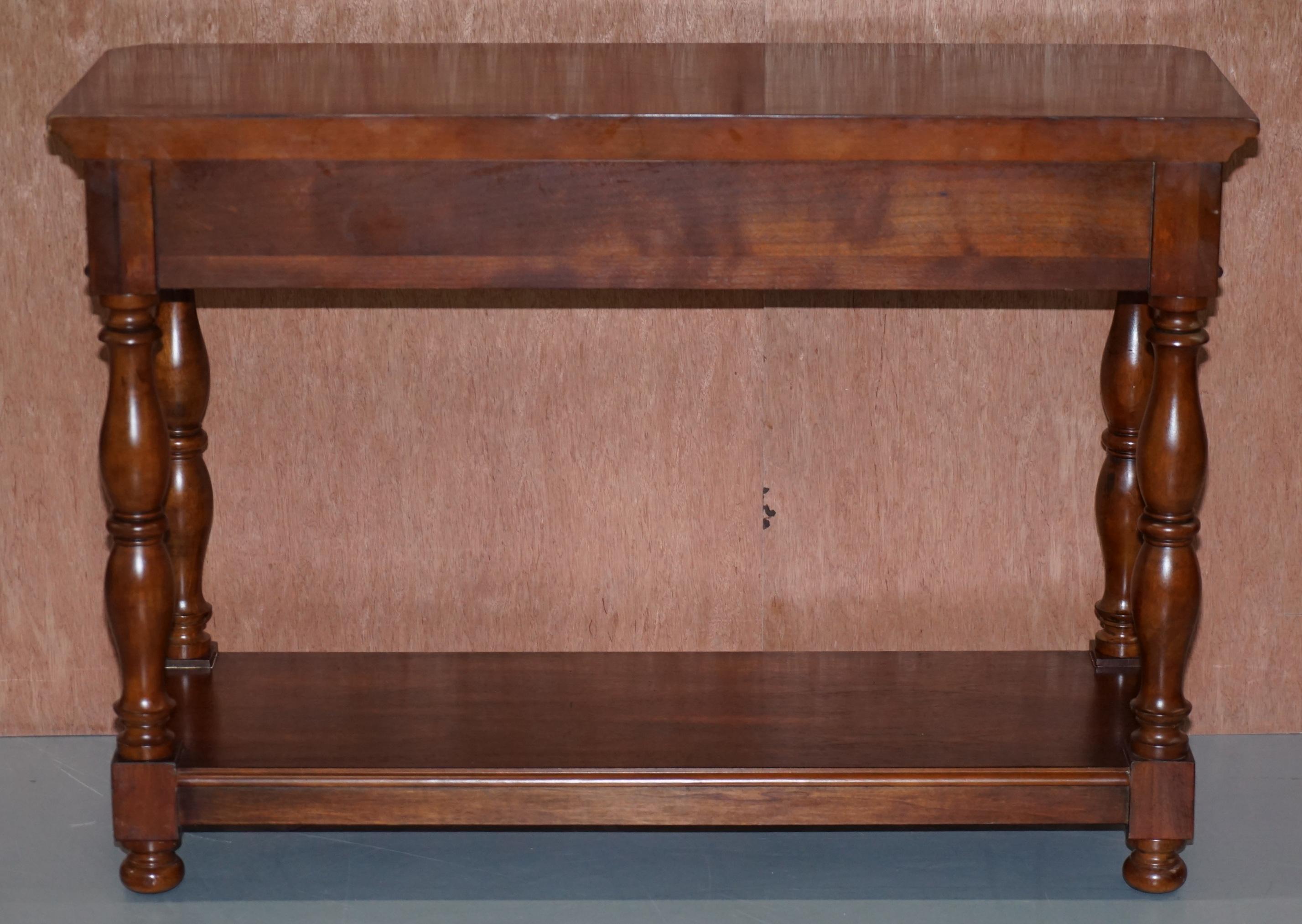 Ralph Lauren Amerikanisches Sideboard aus Hartholz mit zwei Schubladen im Designerstil, Ralph Lauren im Angebot 9