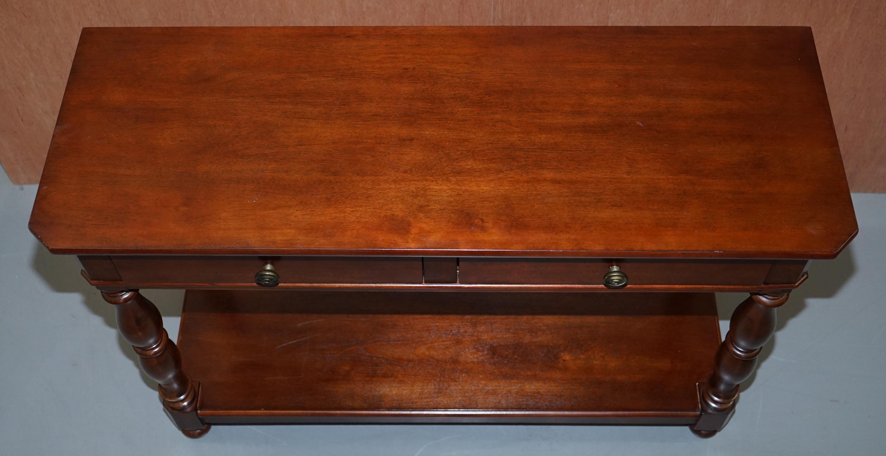 Ralph Lauren Aparador de madera noble americana con dos cajones Precioso estilo de diseño Inglés en venta