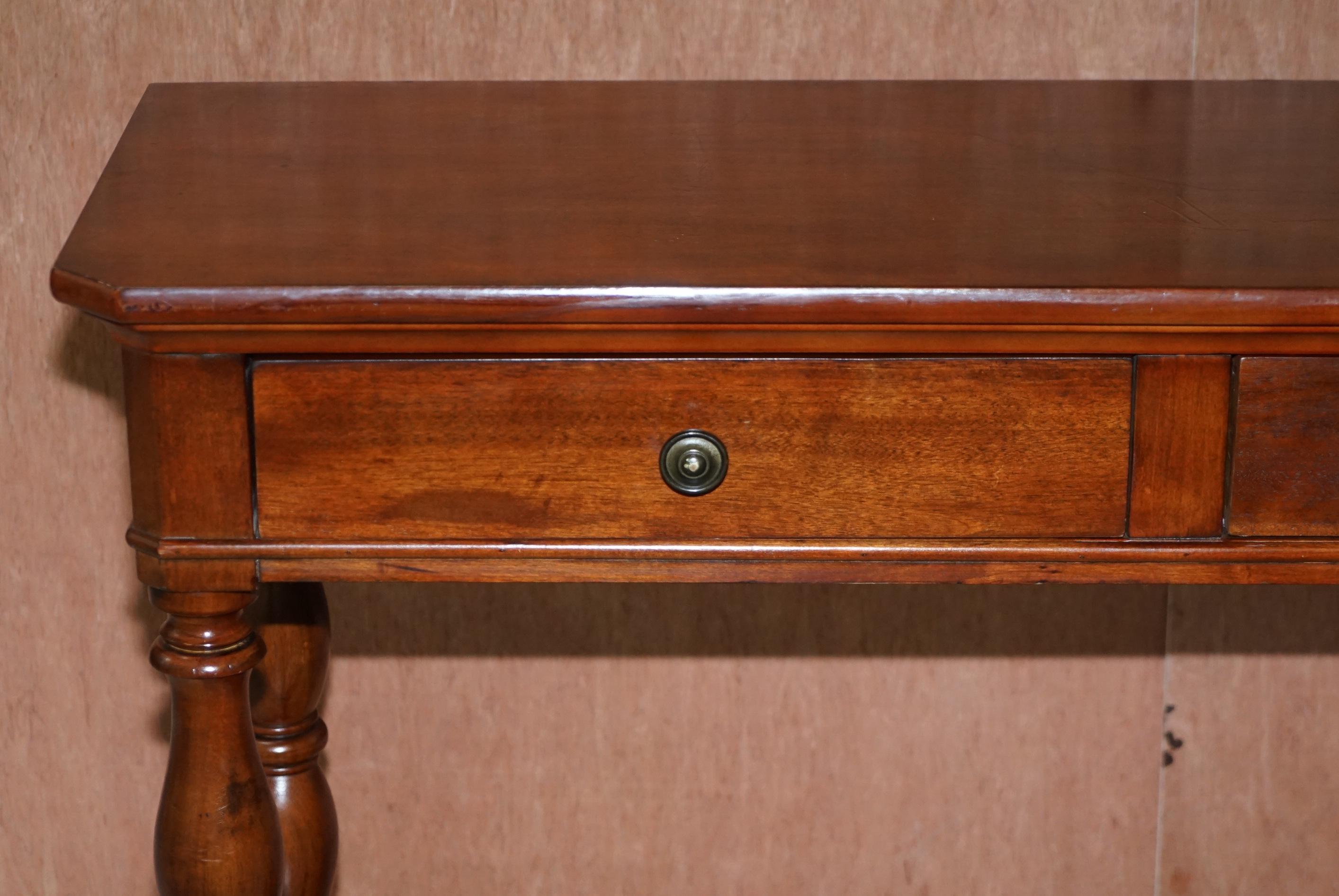 Ralph Lauren Aparador de madera noble americana con dos cajones Precioso estilo de diseño Madera dura en venta