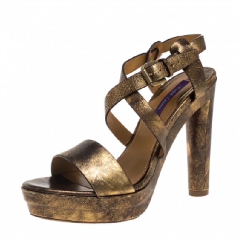 Questi sandali alla moda della casa Ralph Lauren ti aiuteranno a incanalare la fashionista che è in te. Questi sandali in pelle, con la punta aperta, ti faranno risaltare quando uscirai. Sono montate su tacchi a blocco di 13 cm e sono rifinite con
