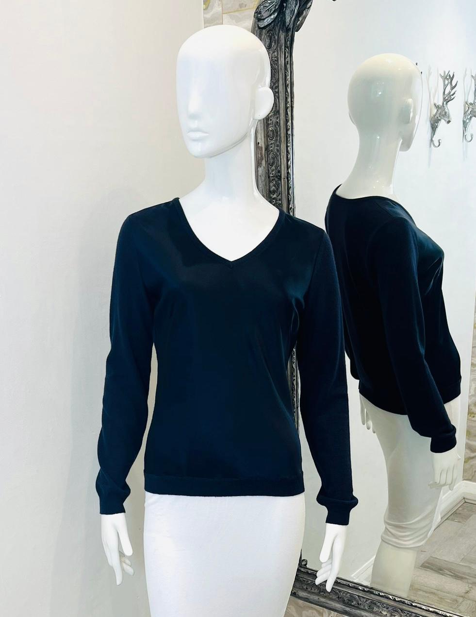 Ralph Lauren V-Neck Knitted Jumper

Navy jumper designed with waxed effect to the front and contrasting knitted texture to the sleeves and rear.

Featuring long sleeves and fitted silhouette.

Size – L

Condition – Very Good 

Composition – Label