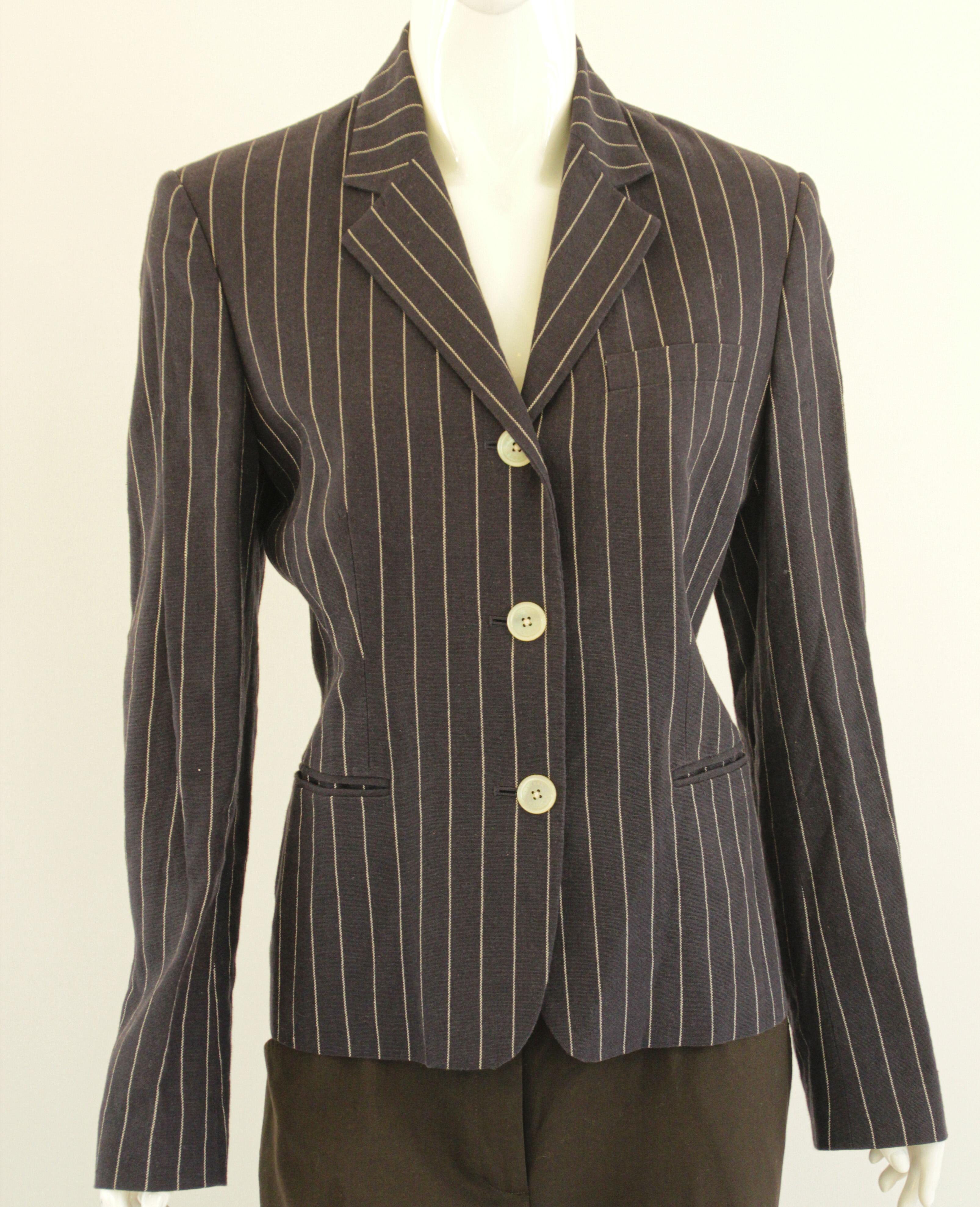 Ralph Lauren vintage black with white pinstripe blazer.
Women Ralph Lauren black button front jacket striped linen blend.
Ralph Lauren Green Label.
Pinstriped, lapel collar, single-breasted , long sleeves, with shoulder pad, fully lined, 3 buttons,
