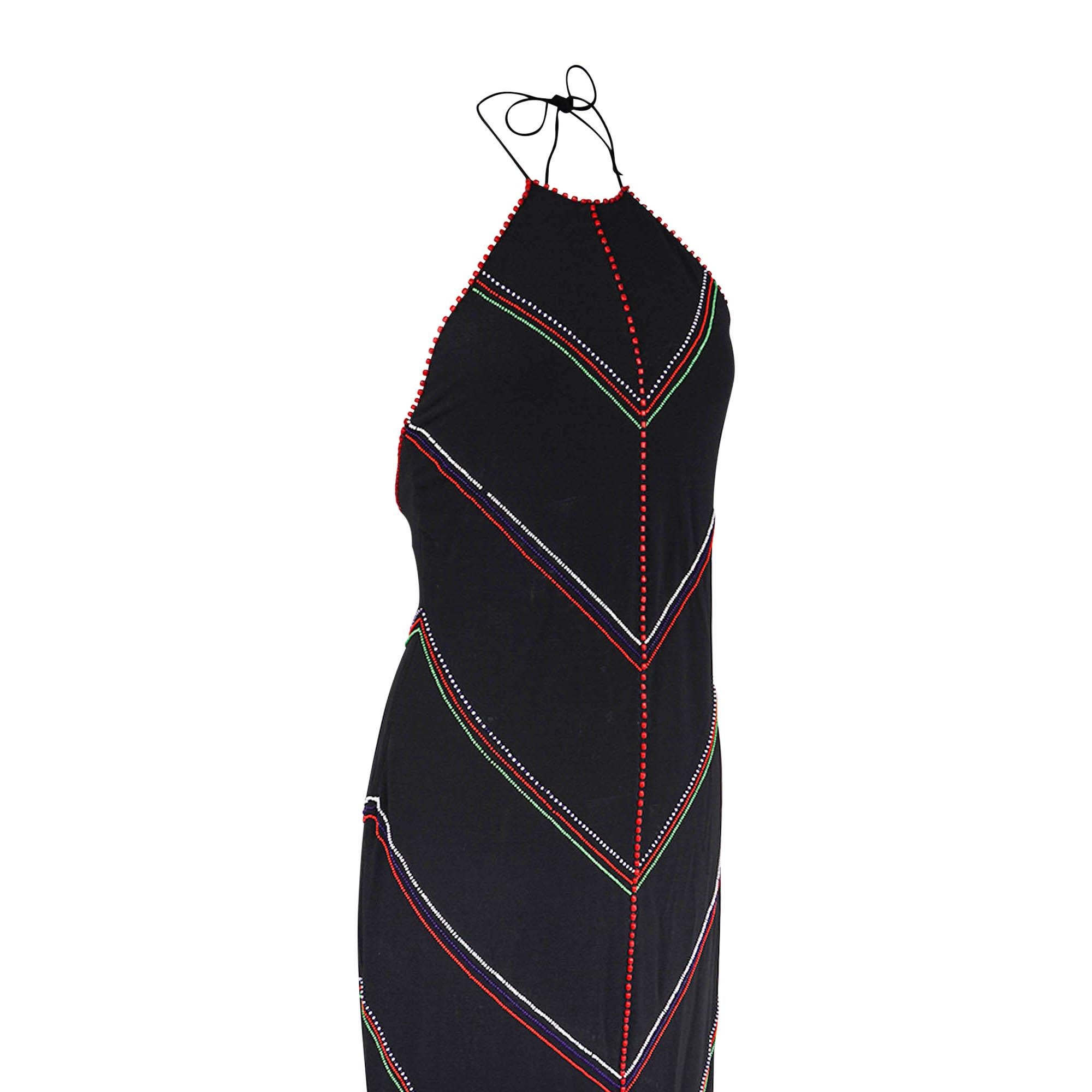 Dieses schwarze Neckholder-Kleid von Ralph Lauren Purple Label ist ein seltener Vintage-Schatz, der raffinierten Minimalismus mit kunstvollen Verzierungen verbindet.
Diese schlanke Halfter-Silhouette aus einer luxuriösen Mischung aus Viskose, Nylon
