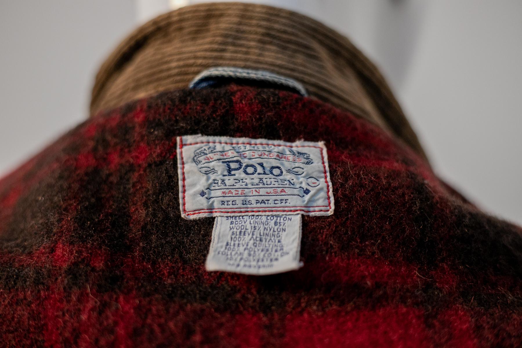 Lovely Polo denim jacket designed by Ralph Lauren in the 1980s. ORIGINAL LABELS.
The jacket is a medium oversize, which means everyone can wear it.
The jacket has the classic rigid cut given by the denim, the sleeves are long and not tight and close