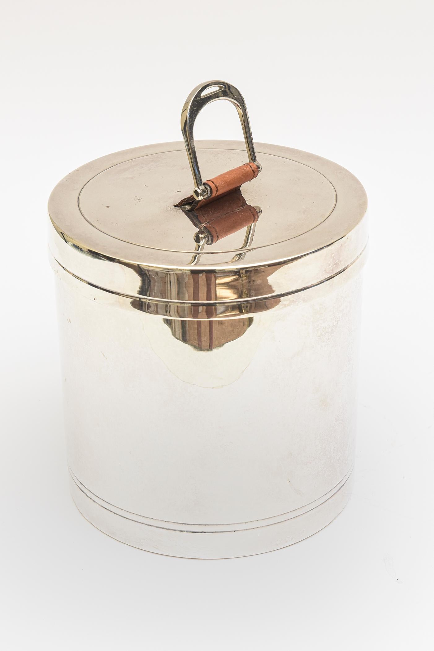 Moderne Ralph Lauren Vintage Silver Plate Ice Bucket Leather Pull Handle, Thongs Barware en vente