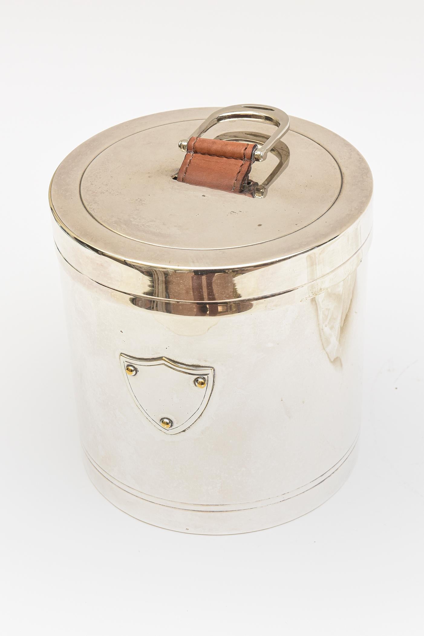 Américain Ralph Lauren Vintage Silver Plate Ice Bucket Leather Pull Handle, Thongs Barware en vente