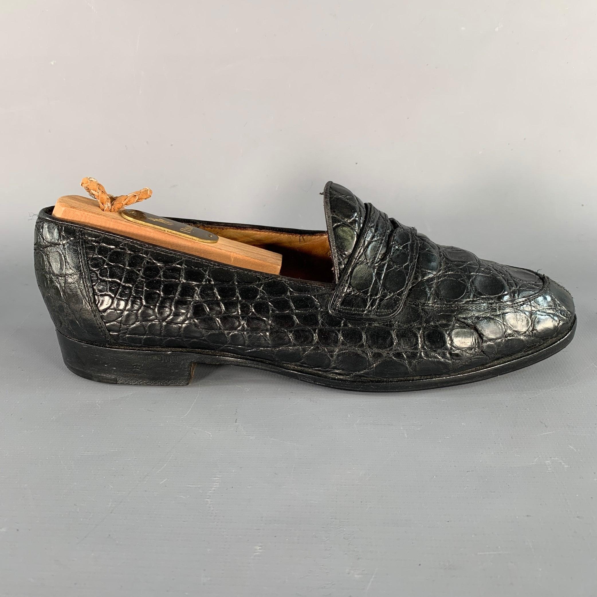 RALPH LAUREN Halbschuhe im Vintage-Stil
aus schwarzem Alligatorleder, im Penny-Stil und mit Schlupfverschluss. Hinweis: Diese Schuhe sind mit einem rutschfesten MATERIAL neu besohlt worden. Kommt mit Marken Schuhspanner.Good Pre-Owned Condition.