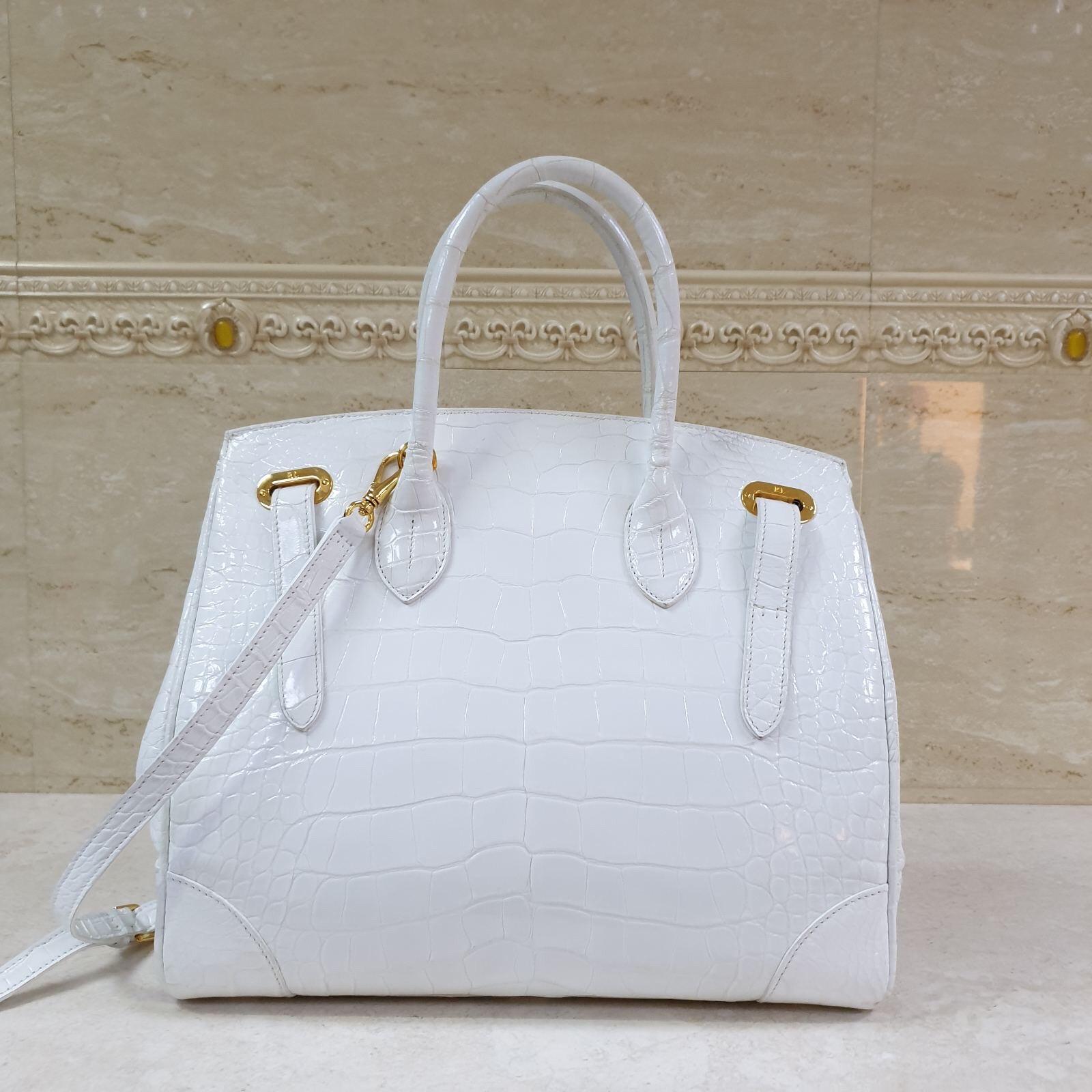This Ralph Lauren Ricky bag is simply breathtaking and ideal to complement your elegant personality. Meticulously crafted from exotic alligator skin, the bag has an intriguing visual and tactile finish which makes it all the more appealing. It