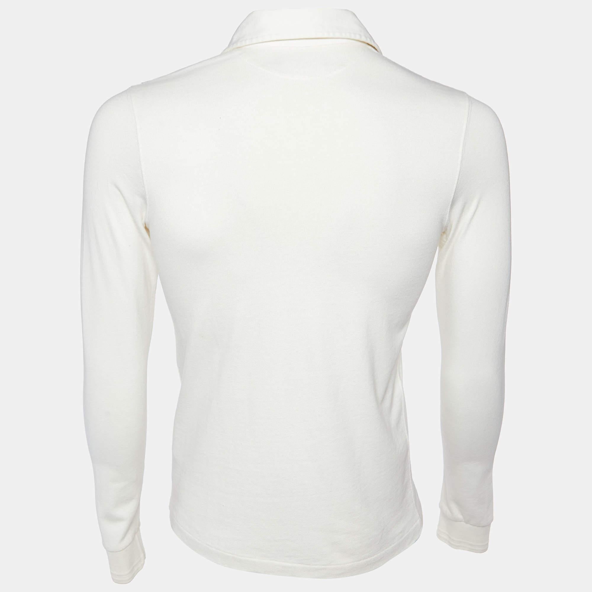 Les polos ont toujours été un choix classique pour tout le monde. Cette itération est taillée dans les meilleurs tissus pour une coupe confortable. Complétez votre look décontracté avec un short et des baskets.