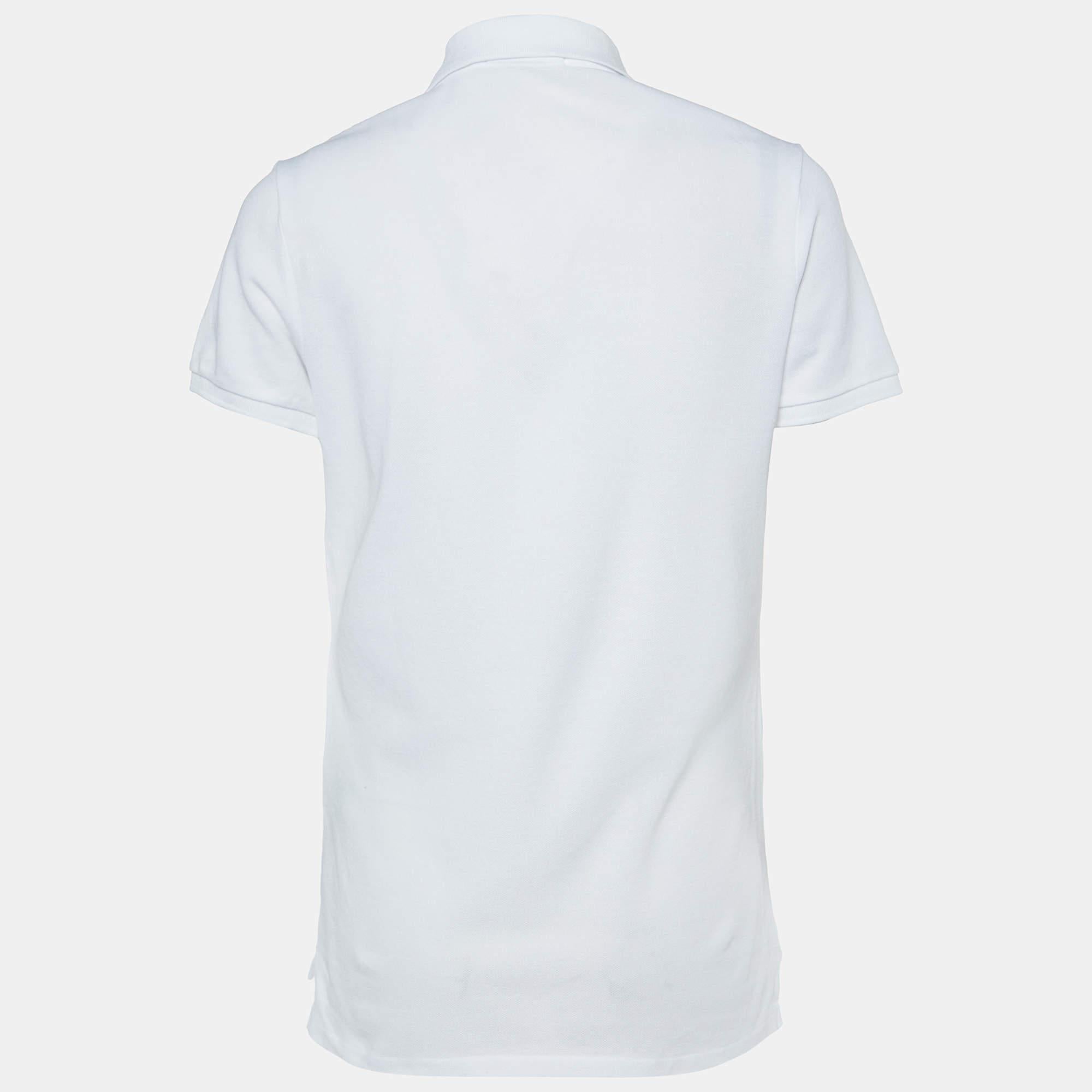 Los polos siempre han sido una elección clásica para cualquiera. Esta iteración está confeccionada con los mejores tejidos para un ajuste cómodo. Completa tu look informal con unos pantalones cortos y unas zapatillas.