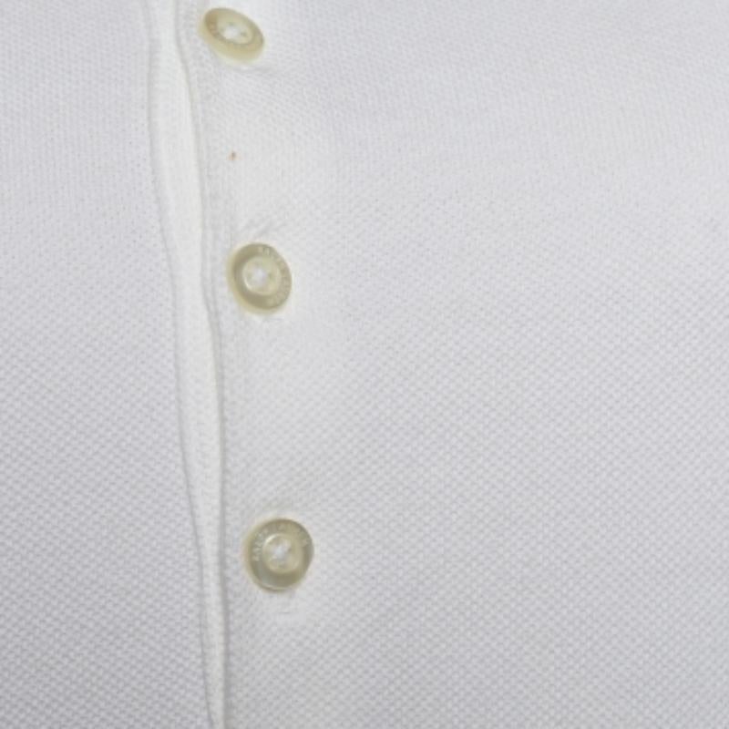 Polo-T-Shirts waren schon immer ein Klassiker für jedermann. Diese Version ist aus den besten Stoffen geschneidert und hat eine geknöpfte Manschette. Vervollständigen Sie Ihren Freizeitlook mit einer Jeans und Sneakers.
