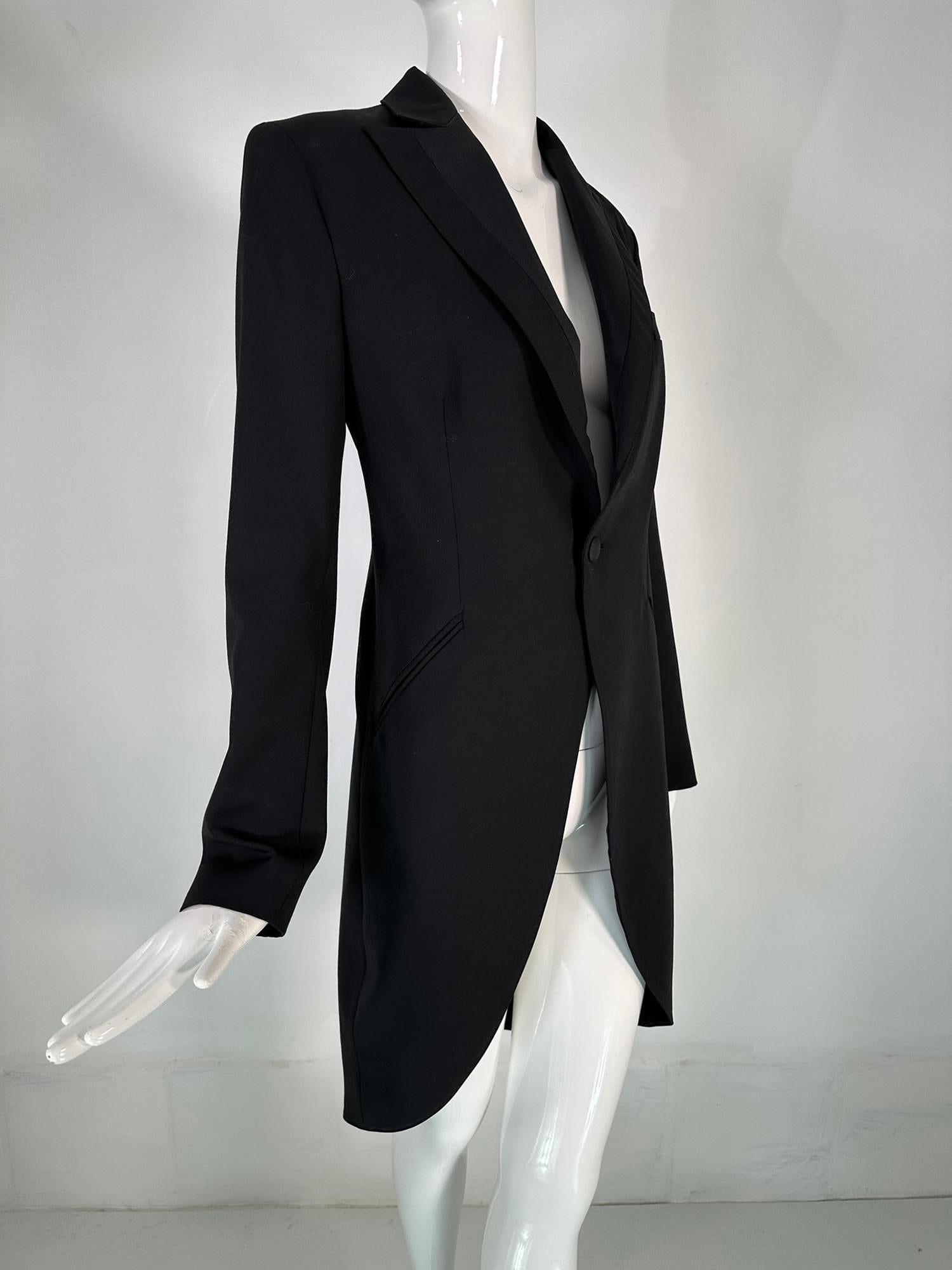 Manteau du soir de Ralph Lauren pour femme, 100% laine fine noire, entièrement doublé en 100% soie, marqué taille 8. Ce magnifique manteau est bien construit et entièrement doublé en soie noire. Si votre style personnel est plutôt classique, ce