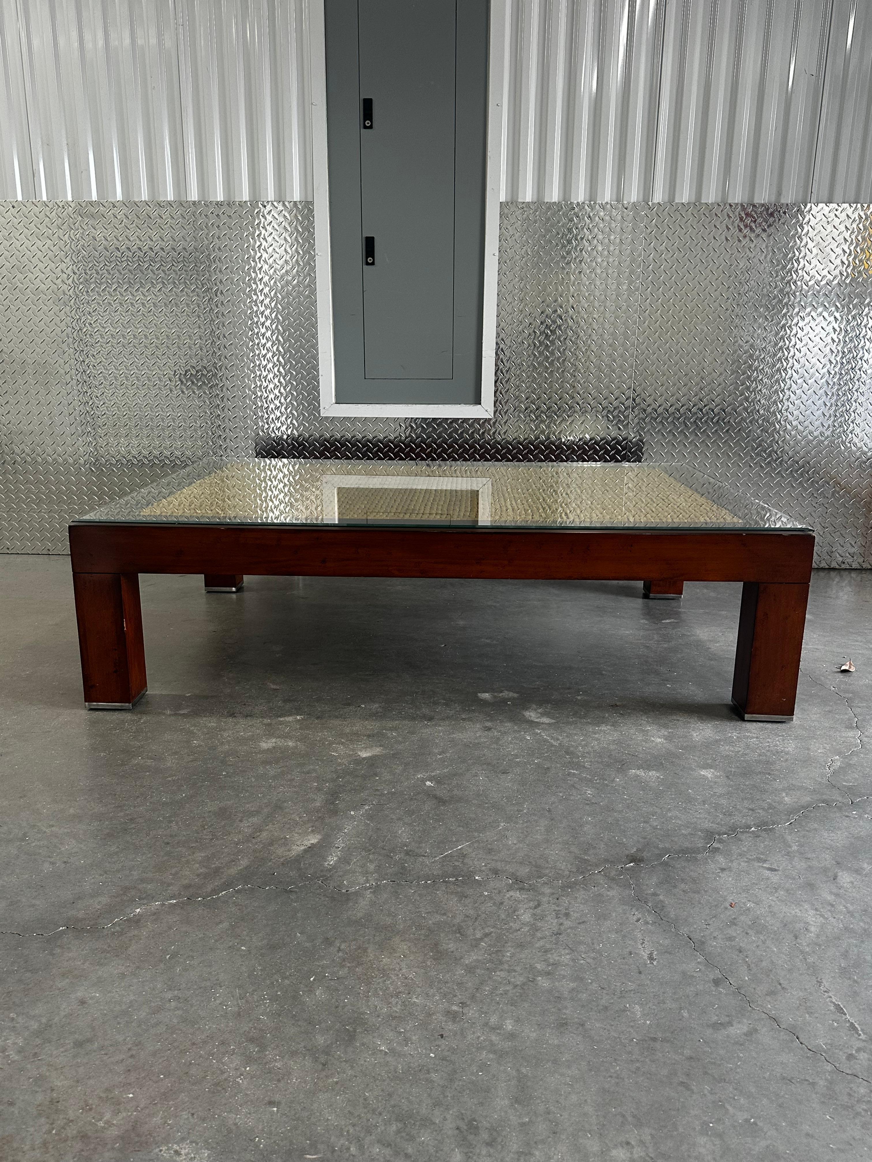 Modern Barn Cocktail Table von Ralph Lauren. Ein organischer, moderner Tisch mit einfachen Linien, der durch eine Kombination aus naturfarbenem, gewebtem Seegras und einem mittelfarbigen Holzsockel aufgewertet wird.
Die gesamte Oberfläche ist mit