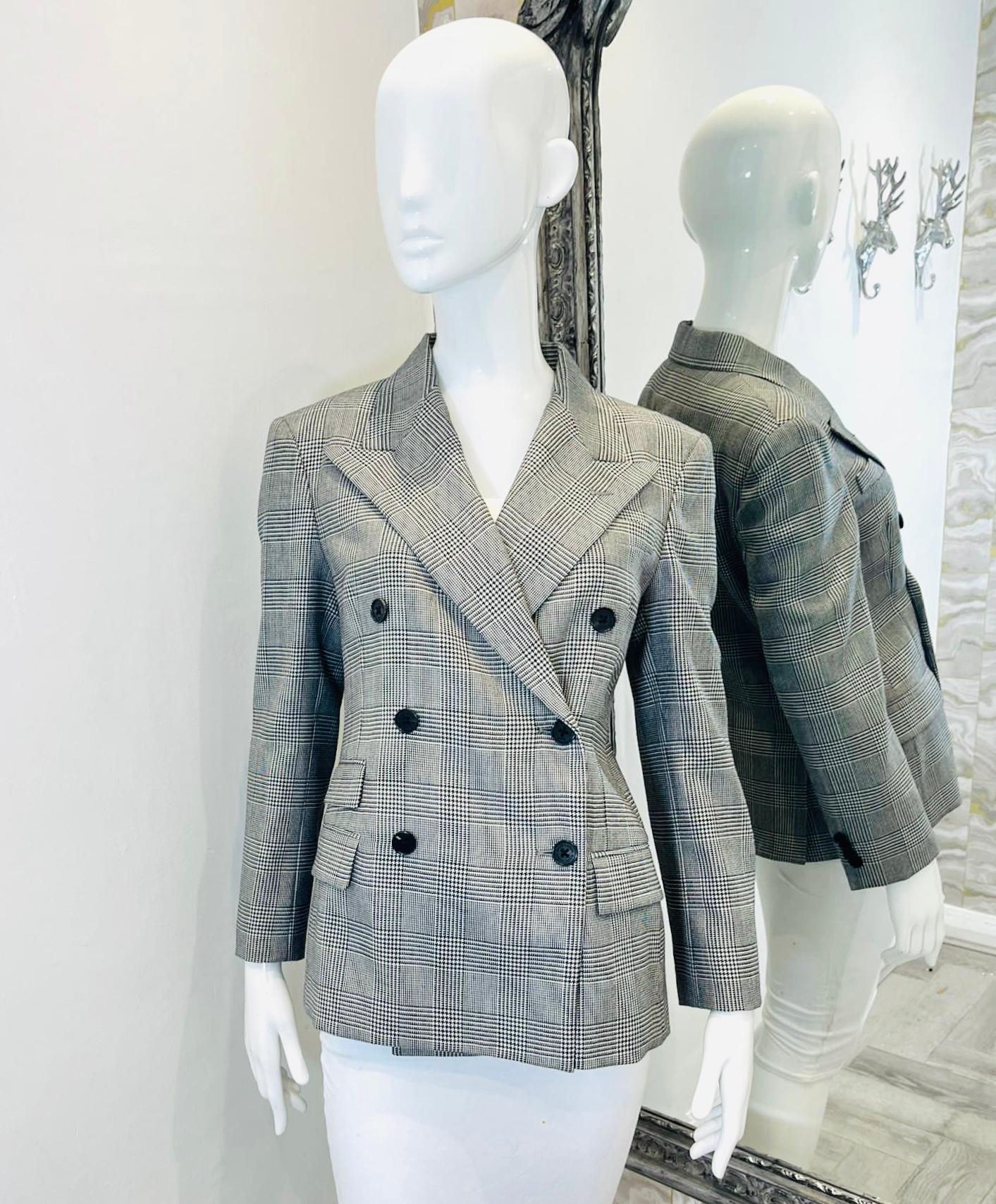 Ralph Lauren Wool Blazer

Double breasted 'Elske' blazer designed with check houndstooth pattern in grey.

Detailed with notched lapels and three side flap pockets.

Featuring buttoned cuffs with 'Ralph Lauren' logo engravement. Rrp £2193

Size –
