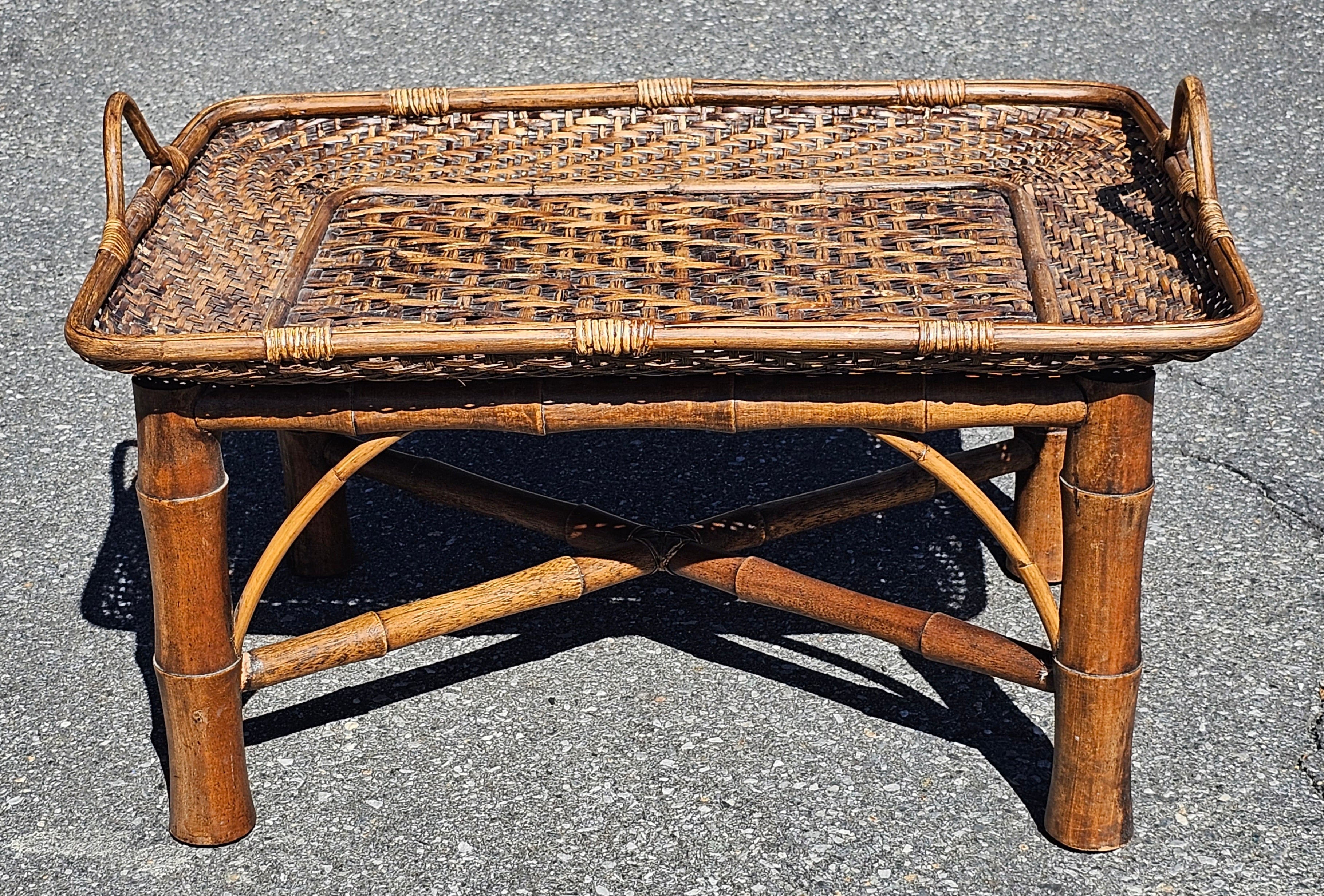 Fabuleuse table basse à plateau circa 1990
Ce superbe design Ralph Lauren est composé d'un plateau en rotin tressé monté sur une base en bambou avec des articulations enveloppées de canne.
La table basse parfaite pour votre décoration tropicale ou