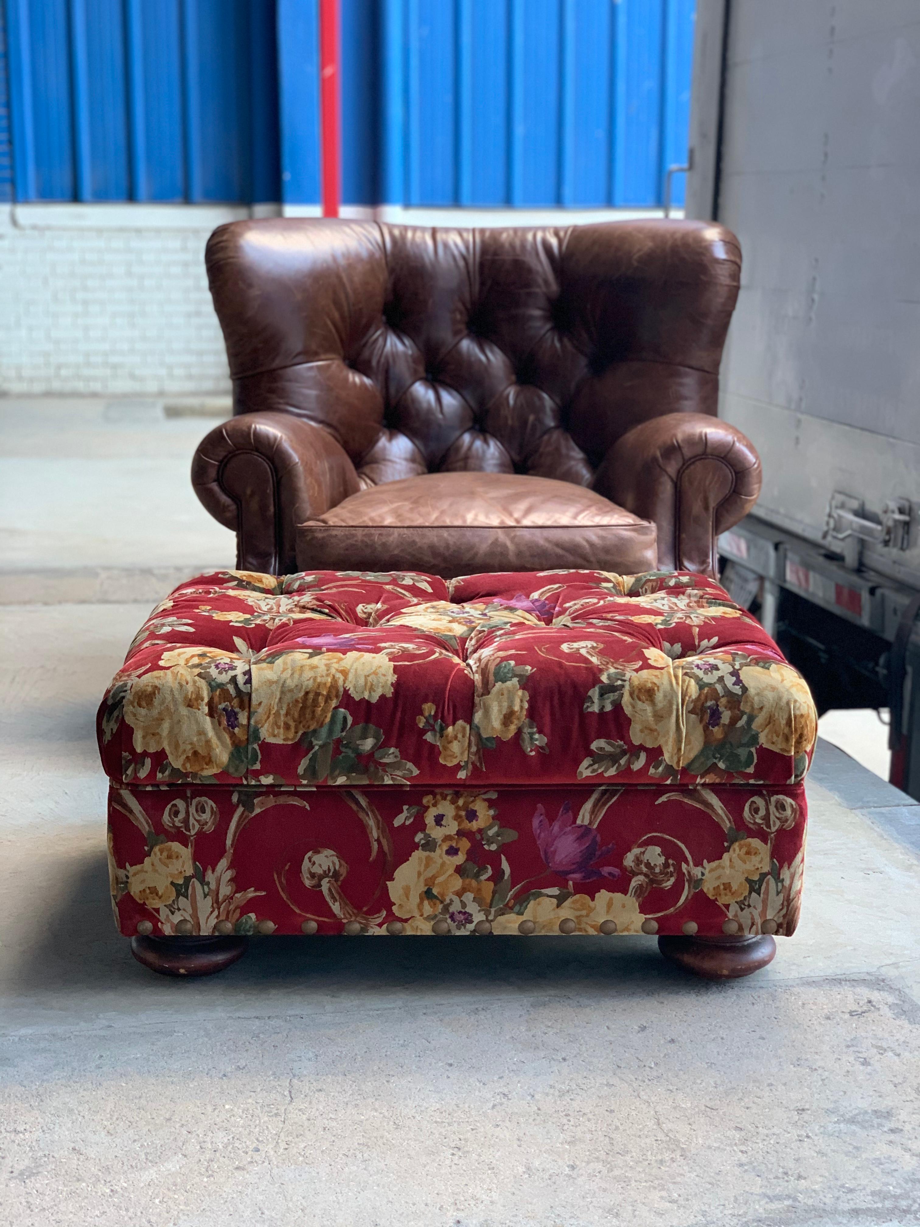 Ralph Lauren x Henredon vintage brown leather writer's armchair, iconic lounge. This iconic winged club chair with bold nailhead trim has a Classic tufted back and burnished mahogany finish on bun feet.
    