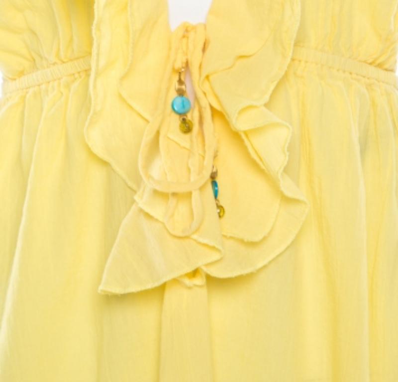Questo prendisole di Ralph Lauren ha tutto ciò che si può desiderare in un capo firmato. Inizia la tua giornata con una nota di allegria con questo splendido abito giallo con scollatura profonda e spalline e abbellimenti sul davanti. Delicato e di