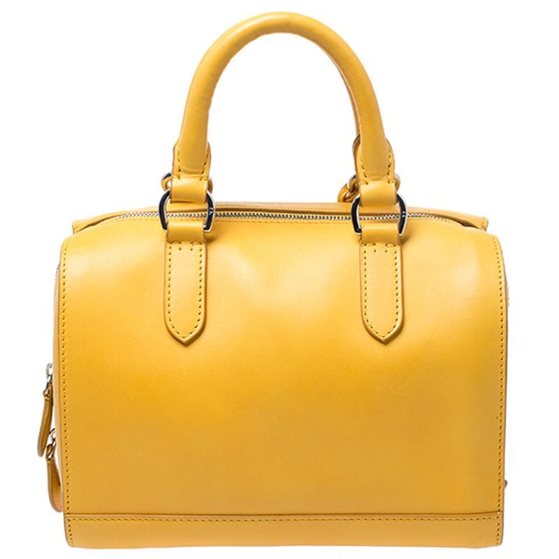 Carry this Stirrup Boston bag from the house of Ralph Lauren to instantly uplift your look. A stunning leather bag to look fashionable this season it comes with an expertly lined spacious interior that can accommodate all your essentials. This