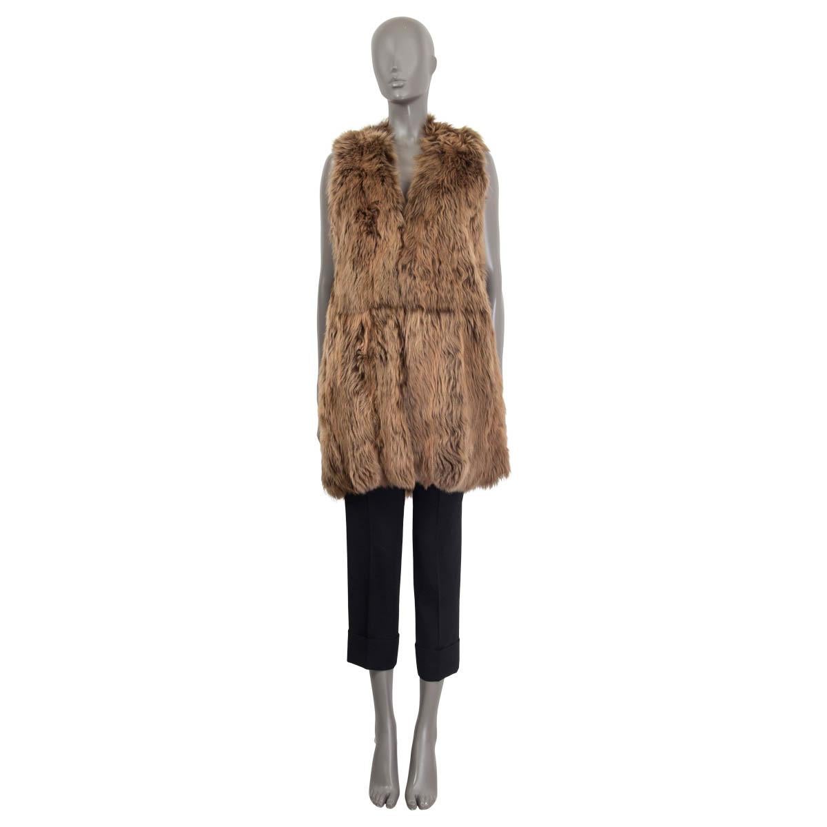 100% authentic Ralph Lauren sleeveless shearling vest in brown lamb fur (100%). Comes with two pockets on the front and a v-neck. Opens with four hooks on the front. Lined in silk (100%). Has been worn and is in excellent