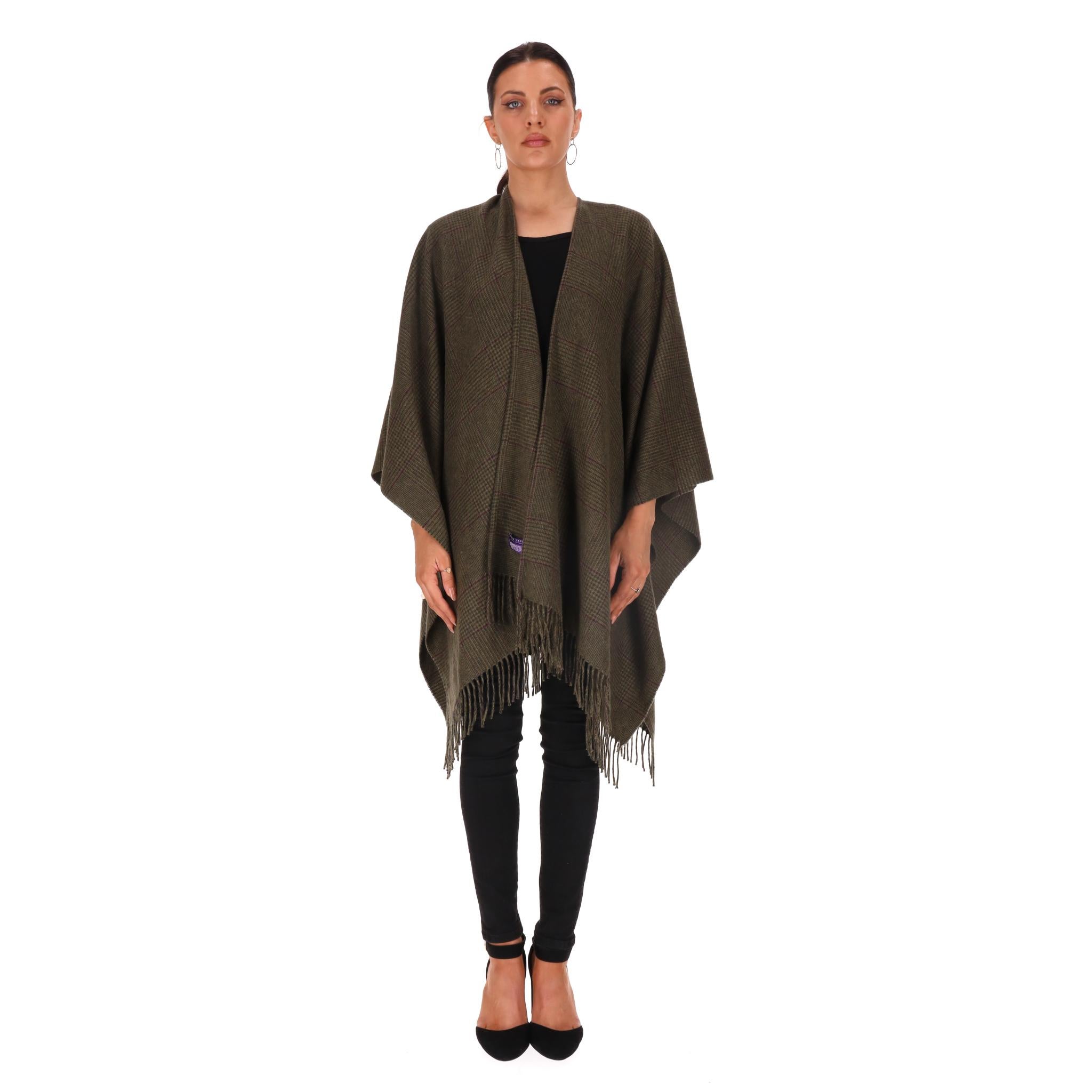 Cape à franges en cachemire Ralph Laurent

Cape kaki/marron entièrement réalisée en cachemire avec un subtil motif à carreaux.

Modèle enveloppant aux bords ornés de franges.

Rrp Approx. £2,000

Taille - Unique

Condit - Bon/Très bon (deux petits