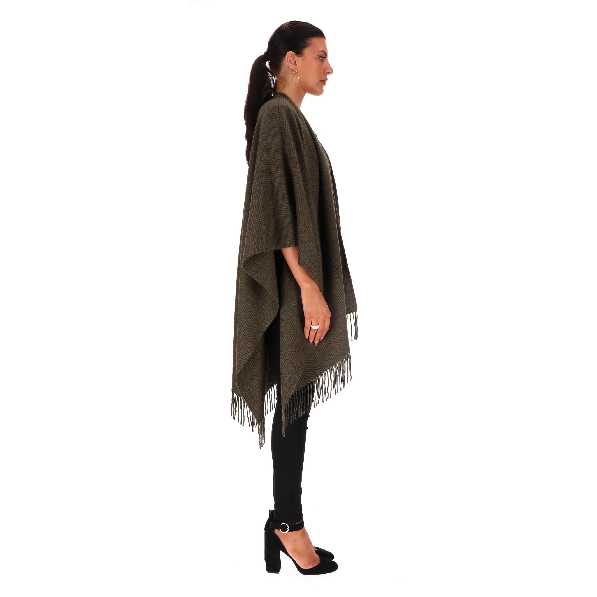 Noir Cape à franges en cachemire Ralph Laurent en vente