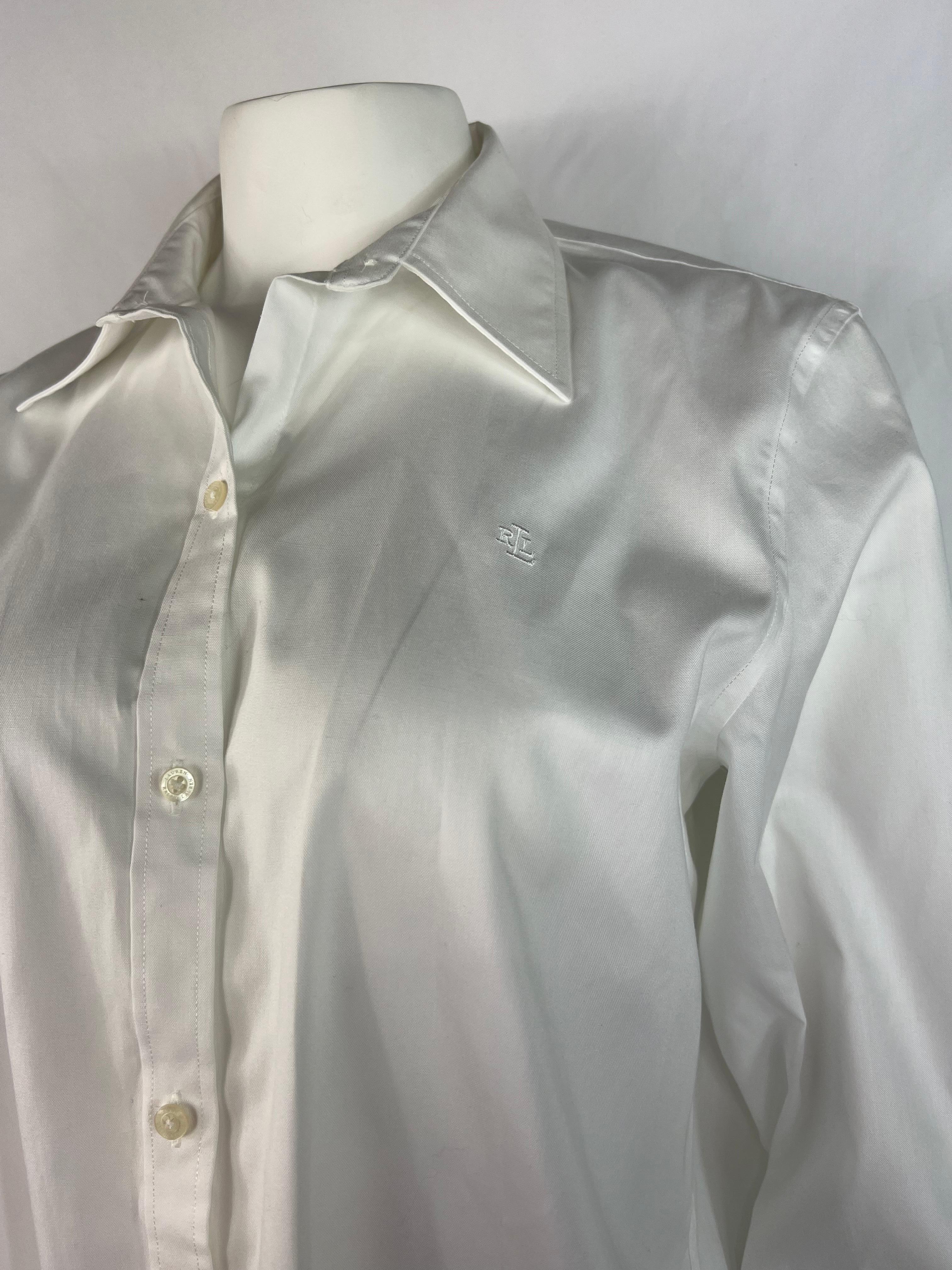 Einzelheiten zum Produkt:

Die Bluse hat einen Kragen, einen Knopfverschluss vorne und ein Knopfdetail an den Ärmeln.