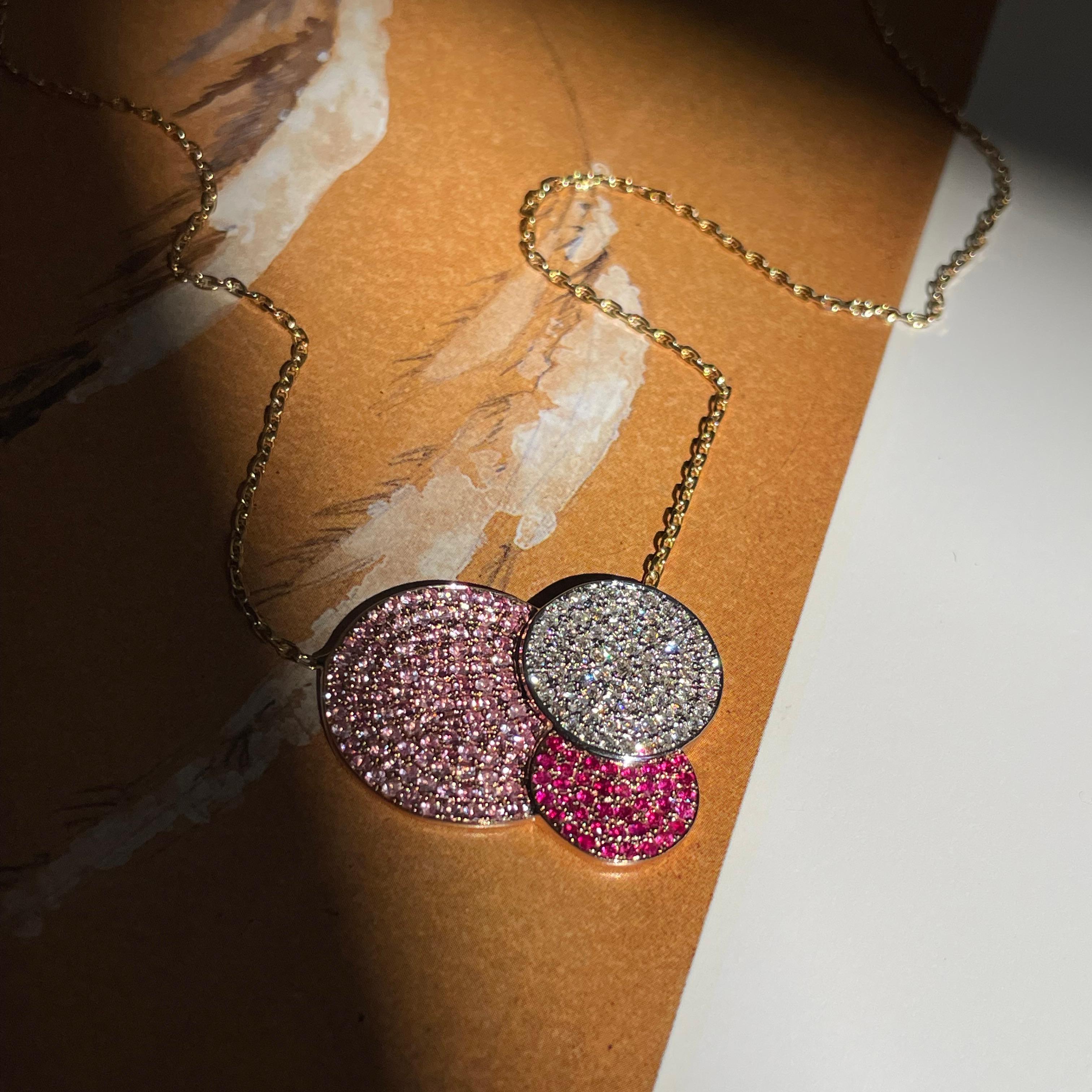 Élégant collier en or rose 18 carats de la collection '1919' de Ralph Masri, inspirée du Bauhaus, serti de diamants (0,66 ct), de rubis (0,41 ct) et de saphirs roses (1,04 ct). 