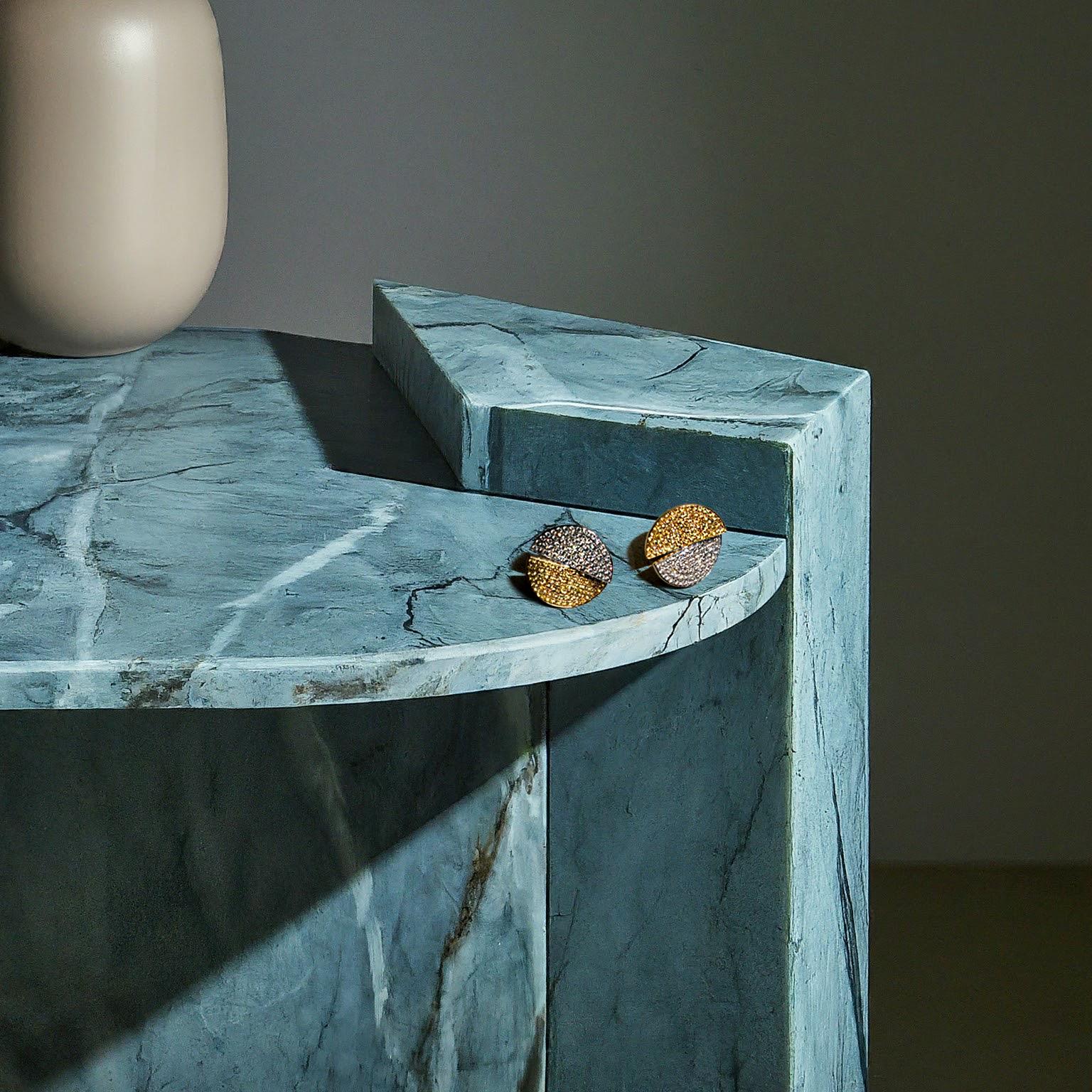 Taglio rotondo Orecchini Ralph Masri 1919 con diamante e zaffiro giallo in vendita