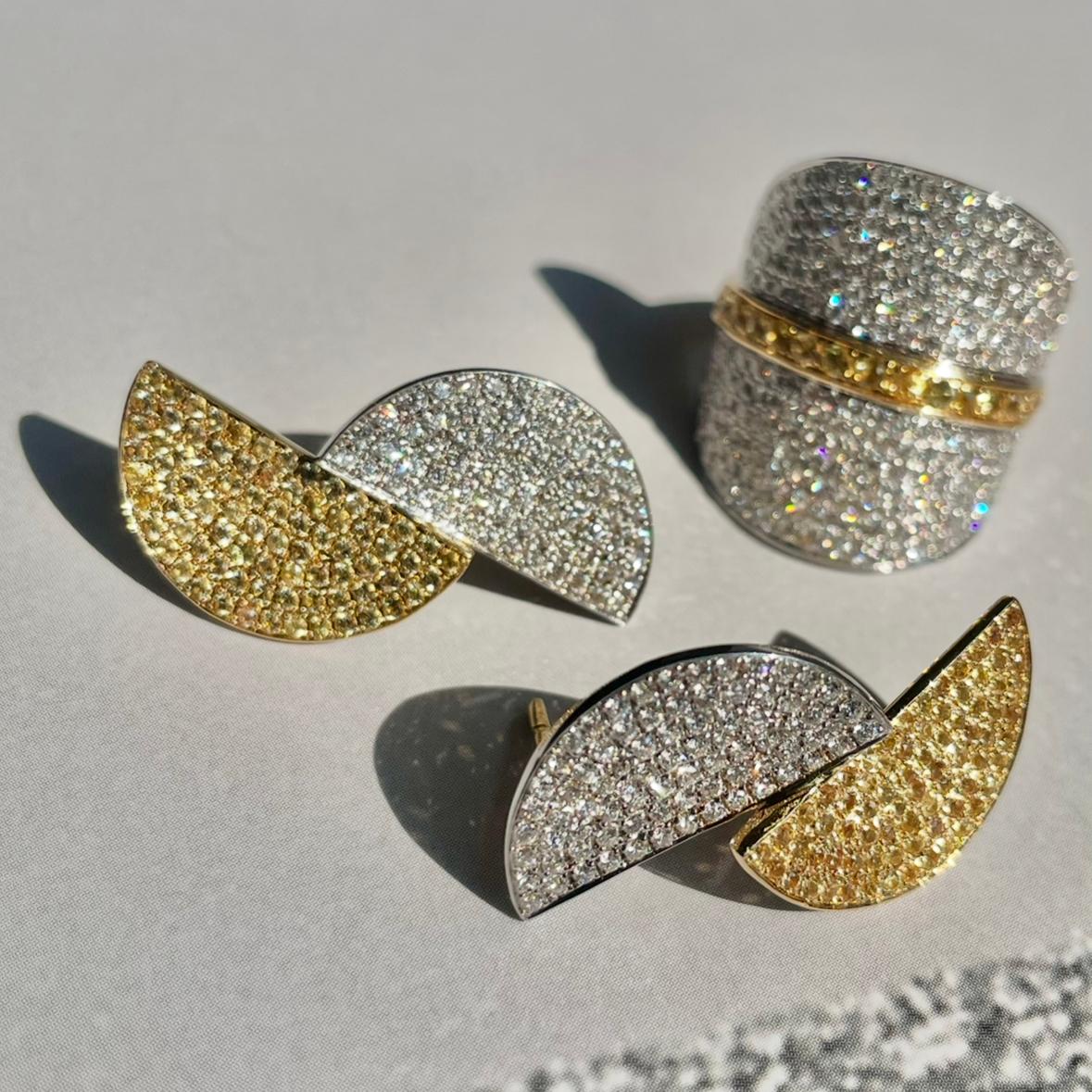 Pendientes únicos de oro amarillo de 18 quilates de la colección 
