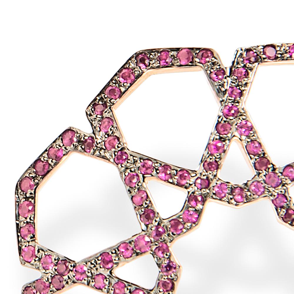 Diese raffinierten Rubinohrringe in Form eines Kaleidoskop-Sterns vereinen den Glamour der alten Welt mit modernem Stil.

18k Rose Gold
Ruby TCW ist 2,50
Friktionspfosten- und Rückenverschlüsse
Der Durchmesser jedes Ohrrings beträgt ca. 1 Zoll.