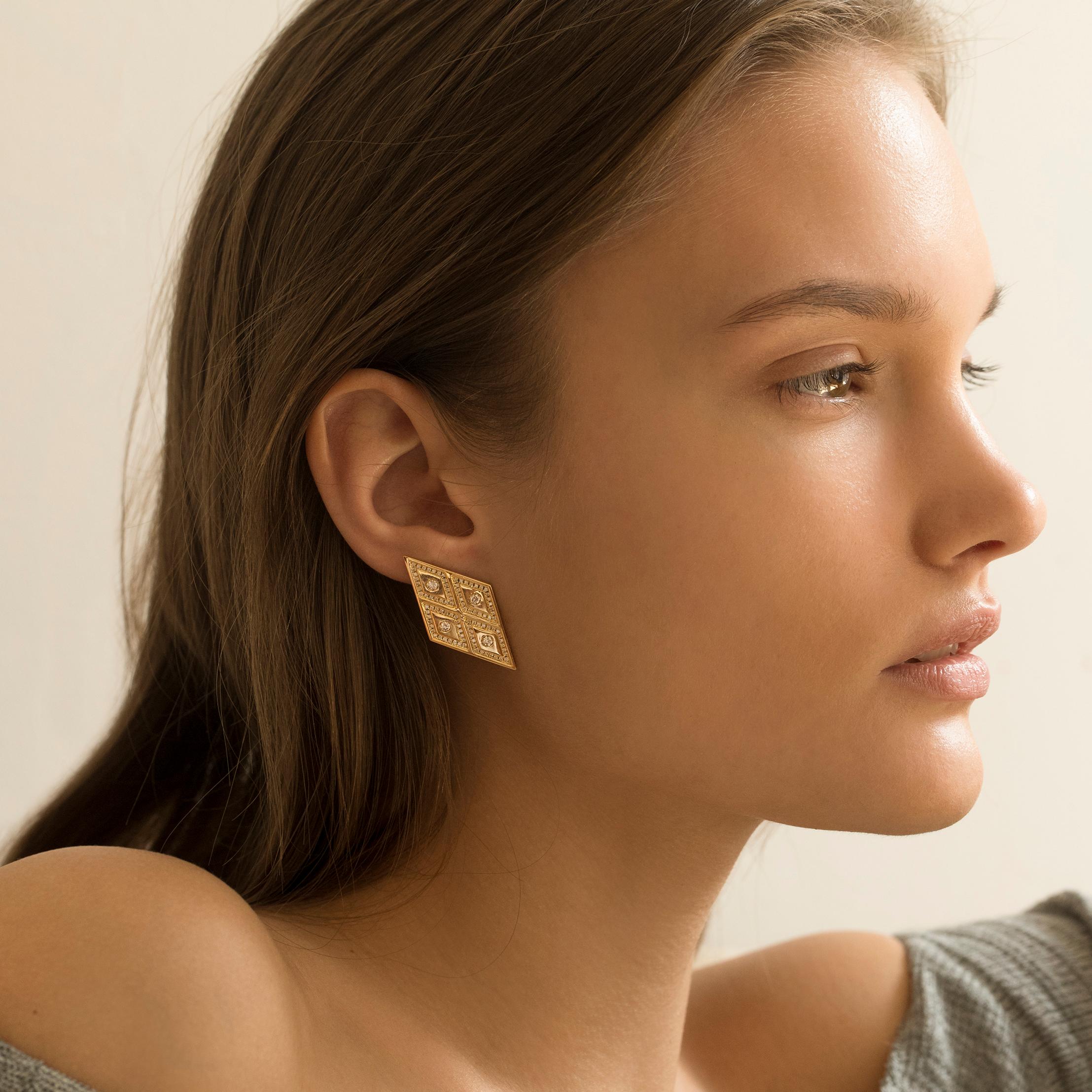 18kt yellow gold earrings with diamonds from Ralph Masri's Heliopolis collection, inspired by ancient Roman patterns and motifs. 

Available in yellow, rose or white gold.

Push backs for pierced ears.