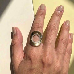 Anillo circular modernista de Ralph Masri, de oro amarillo de 18 quilates con diamantes