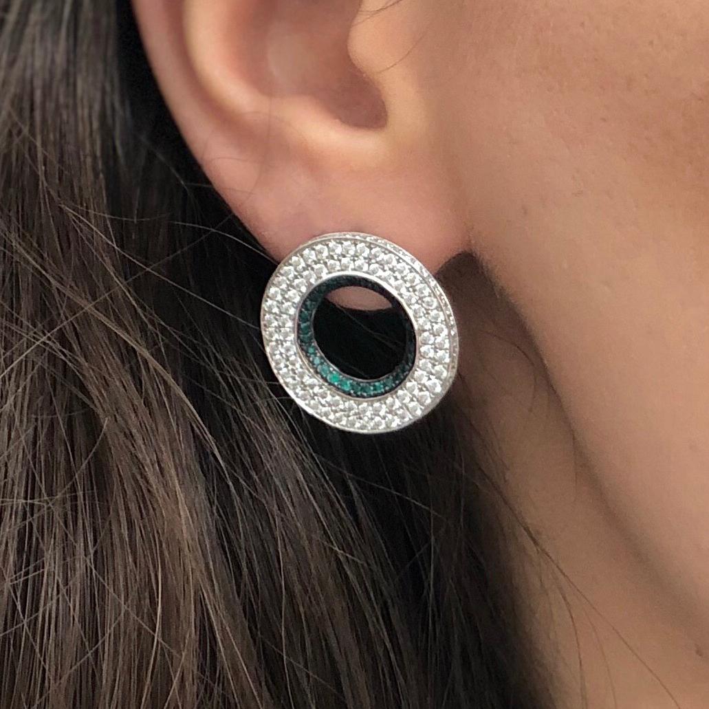 Taille ronde Ralph Masri Boucles d'oreilles modernistes circulaires en diamants et émeraudes en vente