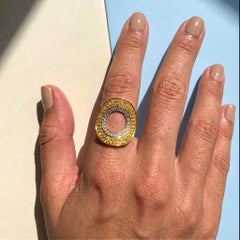 Anillo modernista de Ralph Masri con zafiro amarillo y diamantes en forma circular
