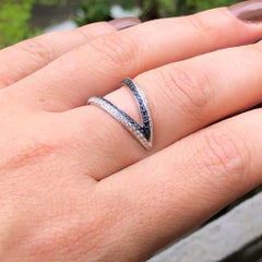 Bague double anneau « Modernist » de Ralph Masri en or blanc 18 carats, sertie de diamants et de saphirs