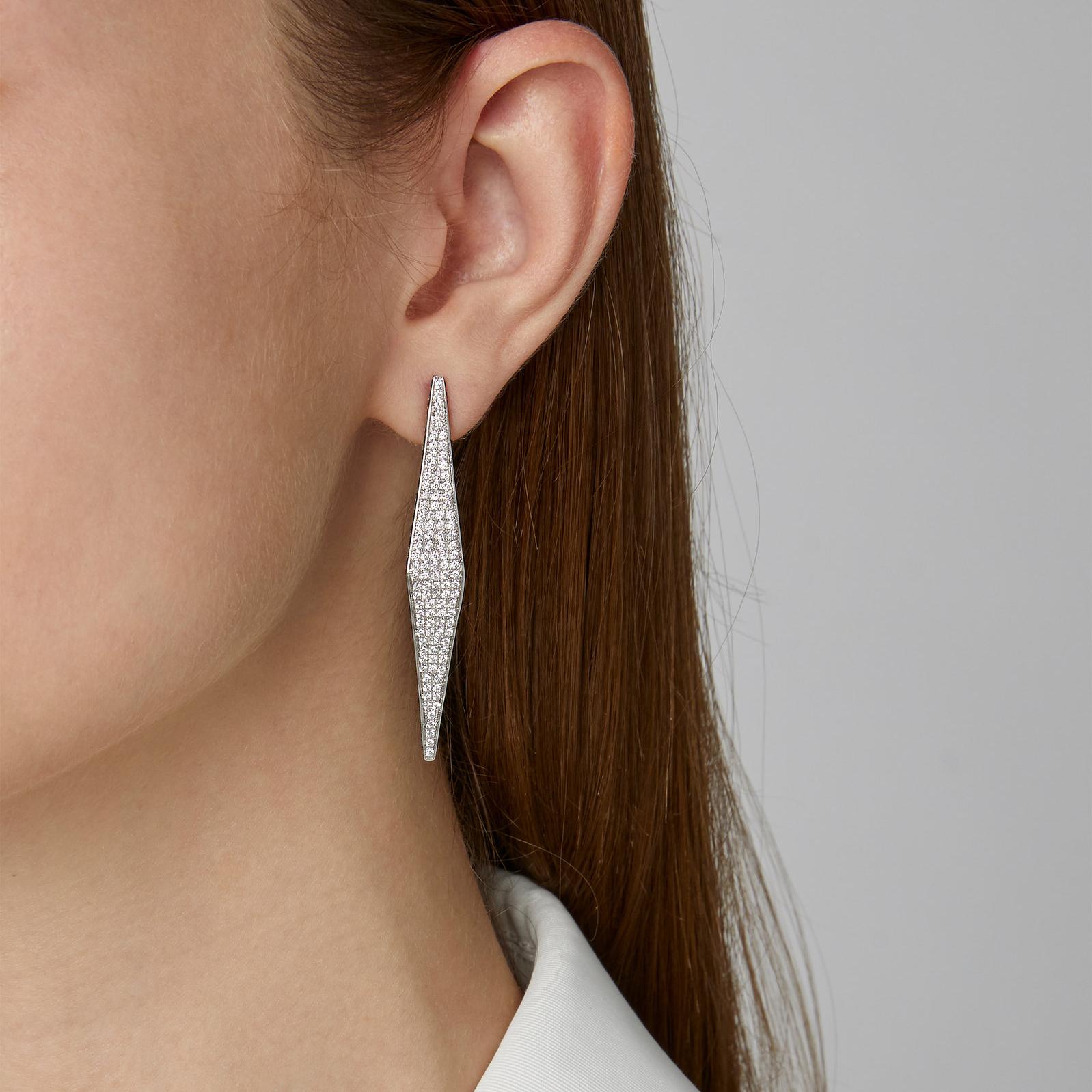 18kt white gold earrings with diamonds and blue sapphires from Ralph Masri's Modernist collection, inspired by mid-century Modernist architecture with an emphasis on minimalist shapes and silhouettes.

Available in yellow, rose or white gold.

Push